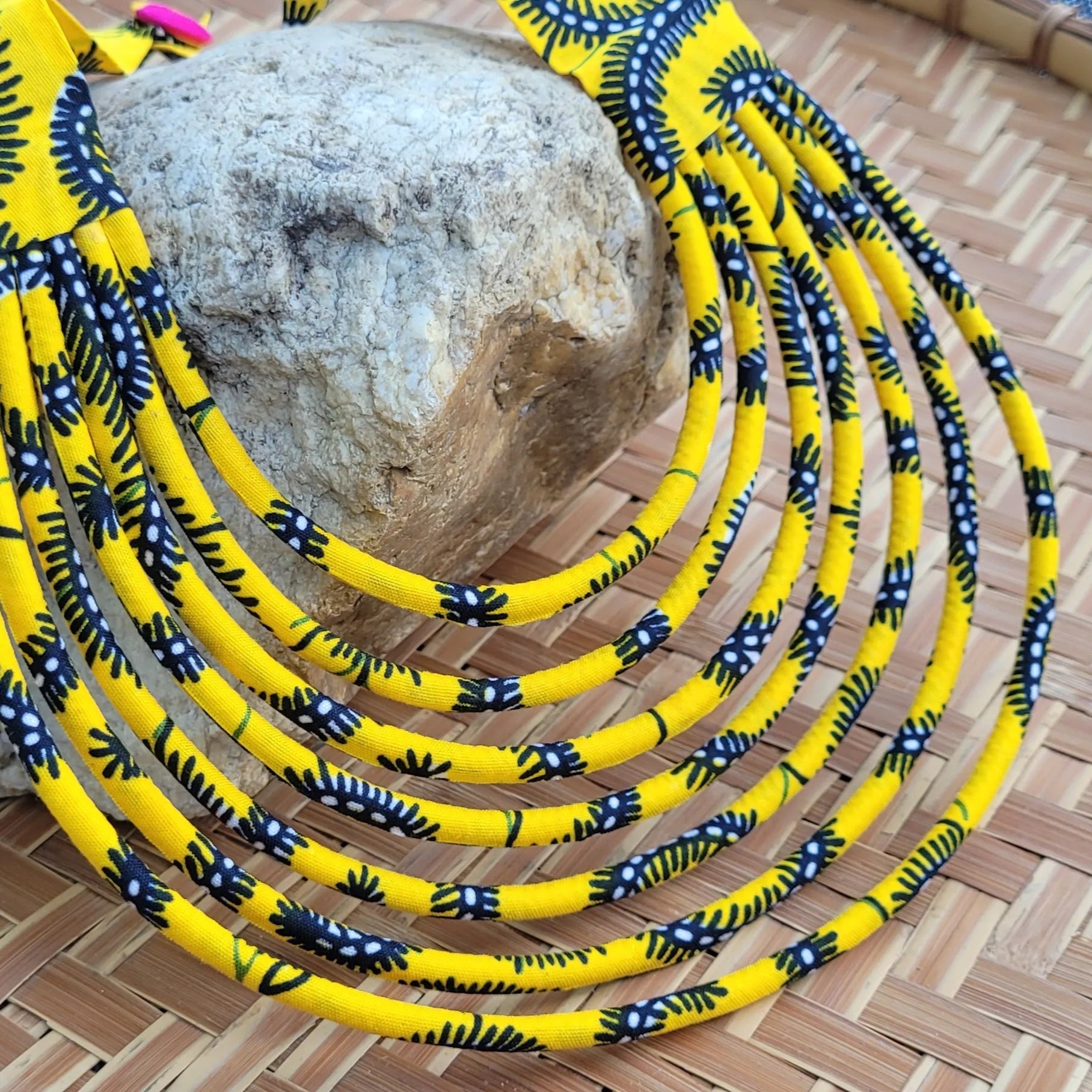 collier en tissu Socé, un bijou africain traditionnel en wax jaune et noir