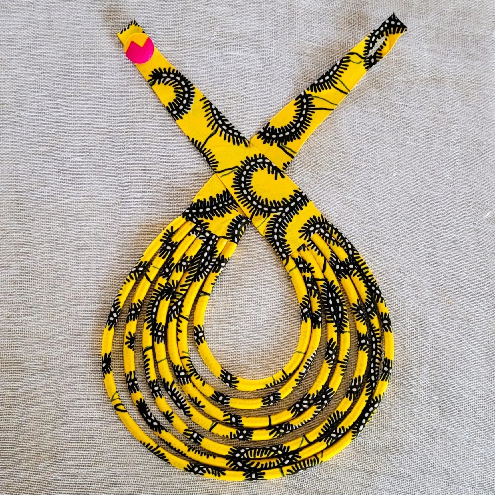 collier en tissu Socé, un bijou africain traditionnel en pagne jaune et noir