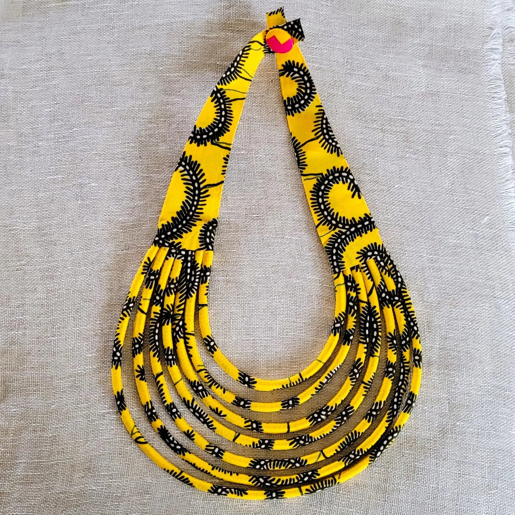collier en tissu Socé, un bijou africain traditionnel fait main à Dakar