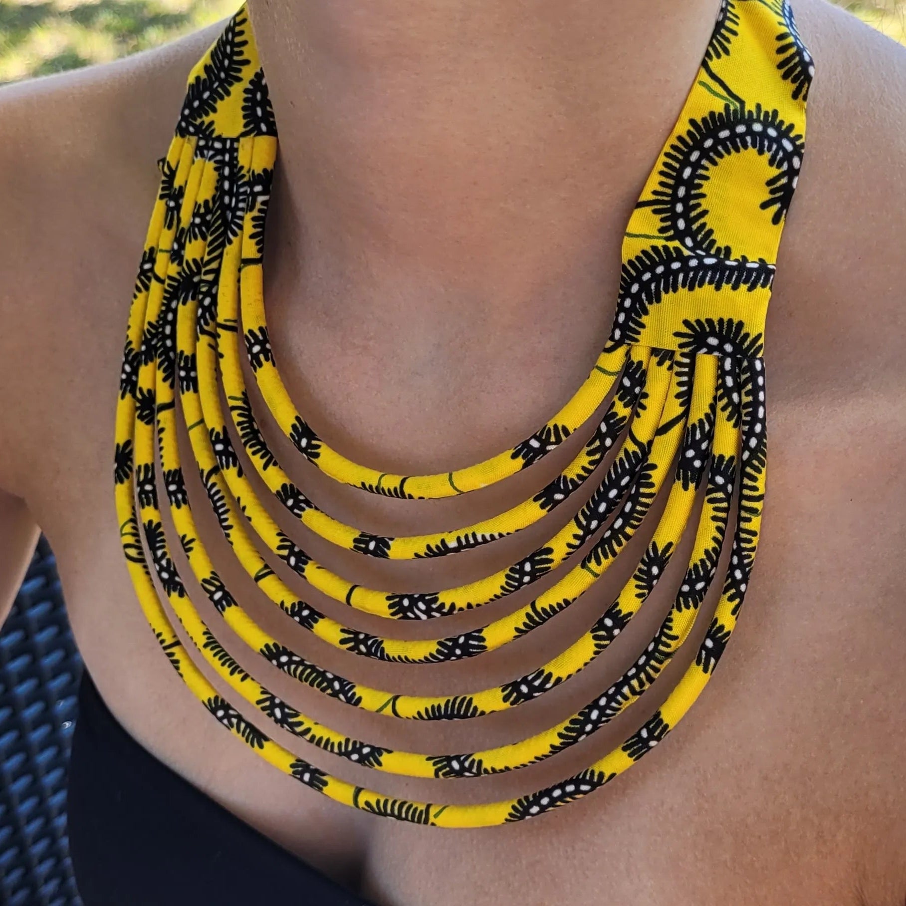 collier en tissu Socé, un collier coloré en wax jaune et noir