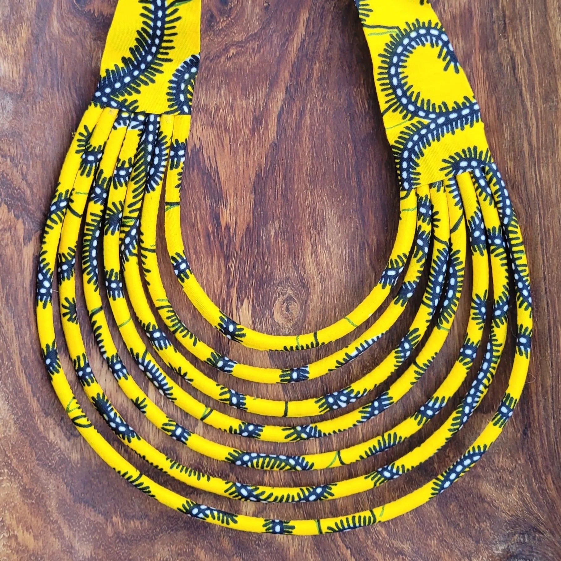 collier en tissu Socé, un collier coloré en pagne jaune et noir