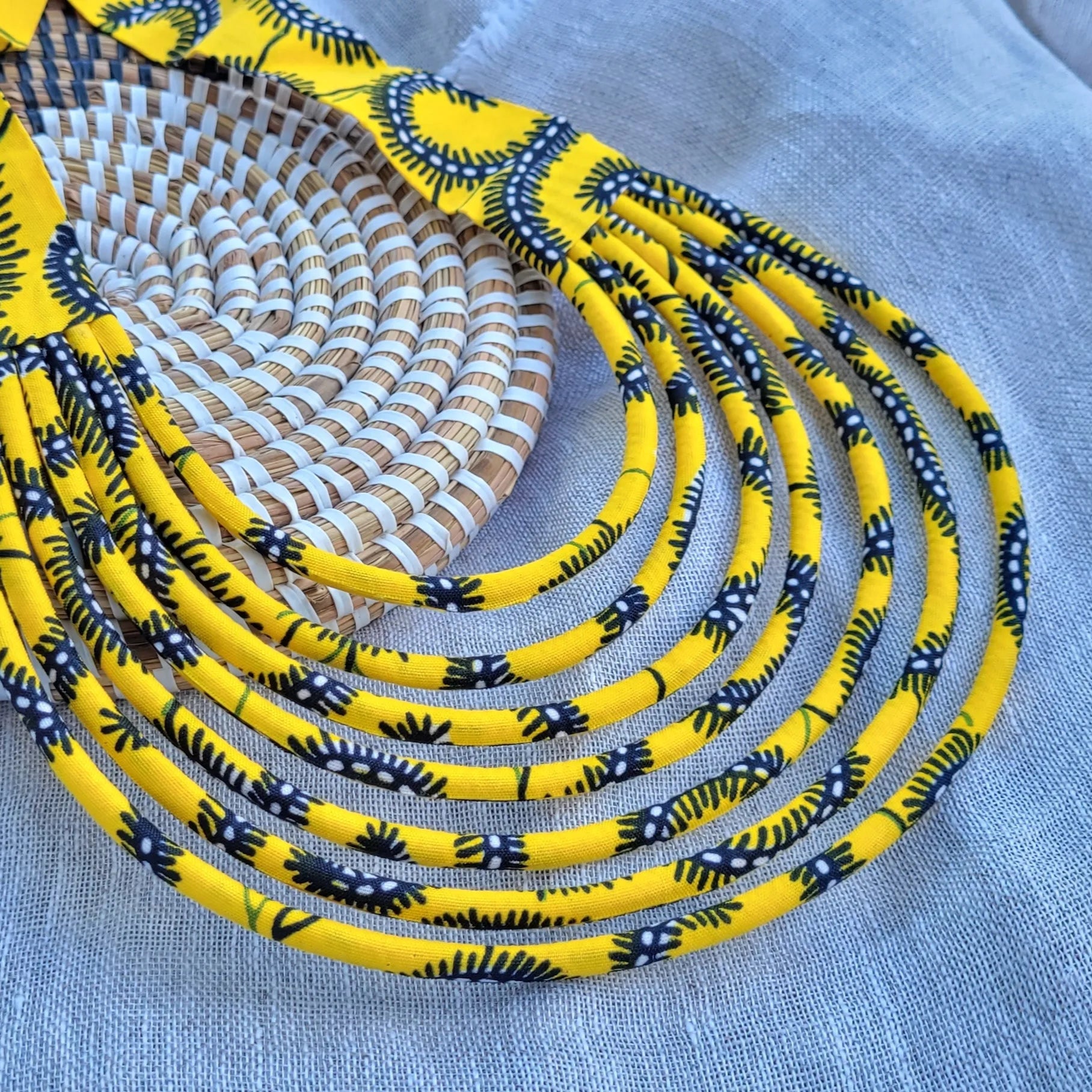 collier en tissu Socé, un collier coloré fait main à Dakar