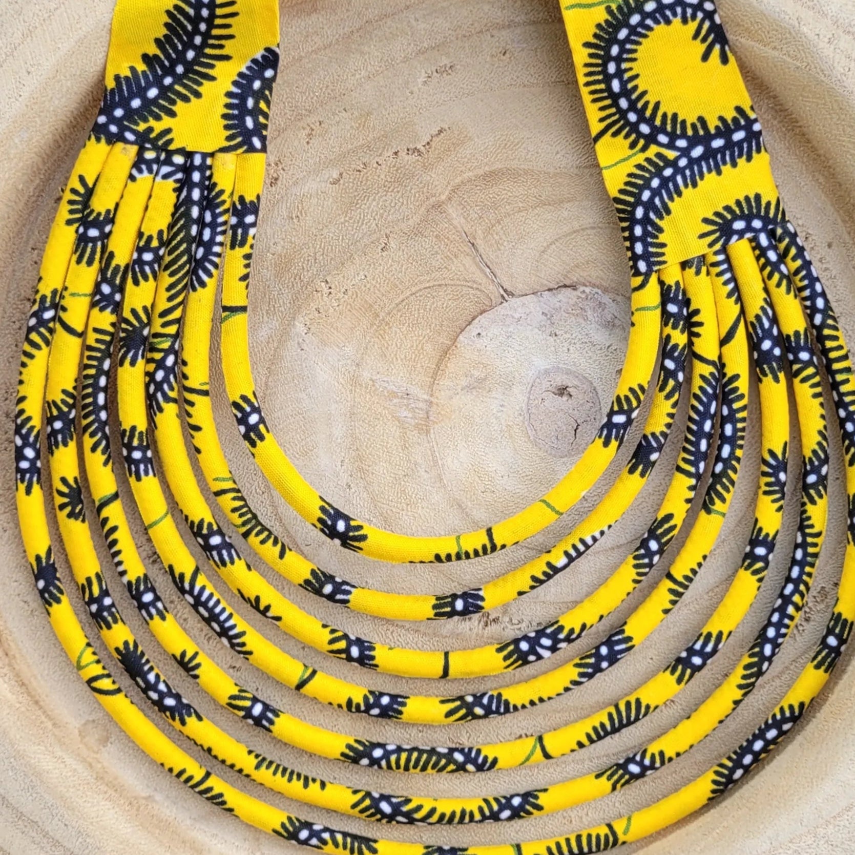 collier en tissu Socé, un collier coloré composé de sept rangs de cordons recouverts de tissu wax