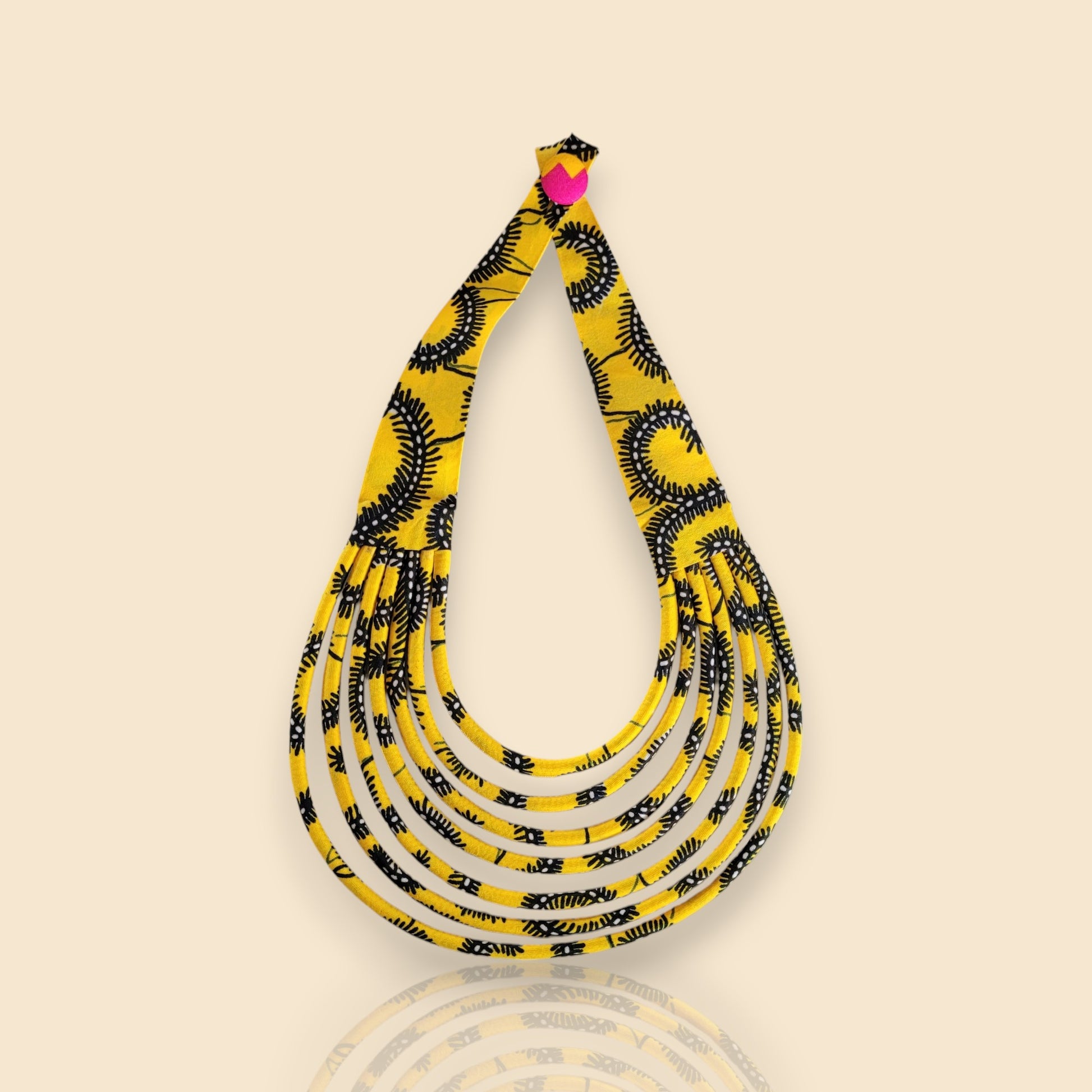 collier en tissu Socé, un collier ethnique chic en wax jaune et noir