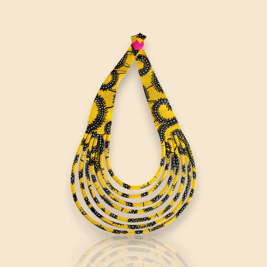 collier en tissu Socé, un collier ethnique chic en wax jaune et noir