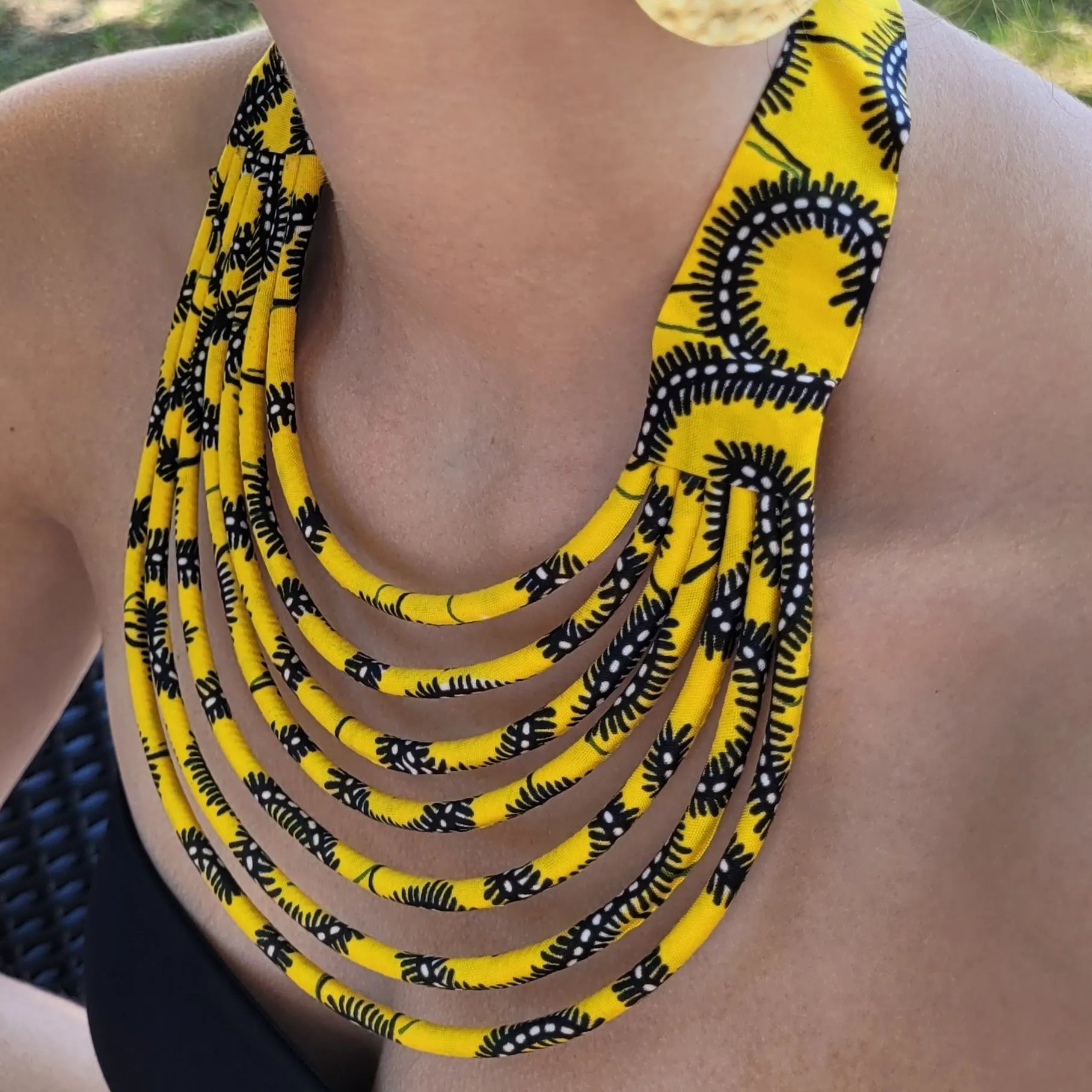 collier en tissu Socé, un collier ethnique chic en pagne jaune et noir