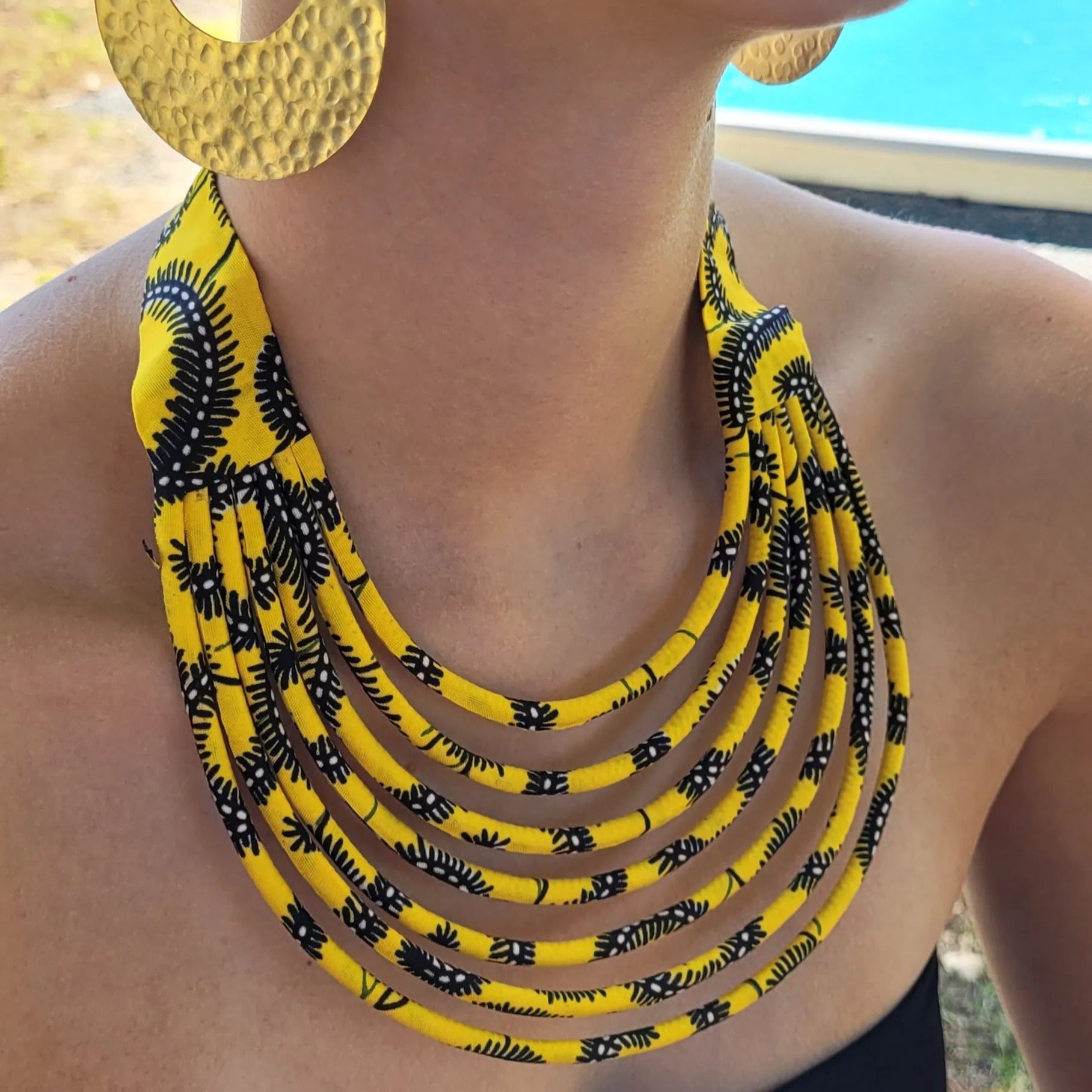 collier en tissu Socé, un collier ethnique chic composé de sept rangs de cordons recouverts de tissu wax