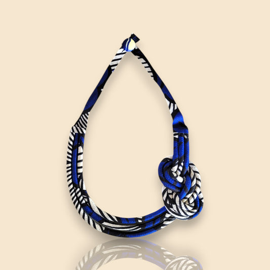 collier en tissu Soukhayna, un collier ethnique chic en wax bleu, blanc et noir