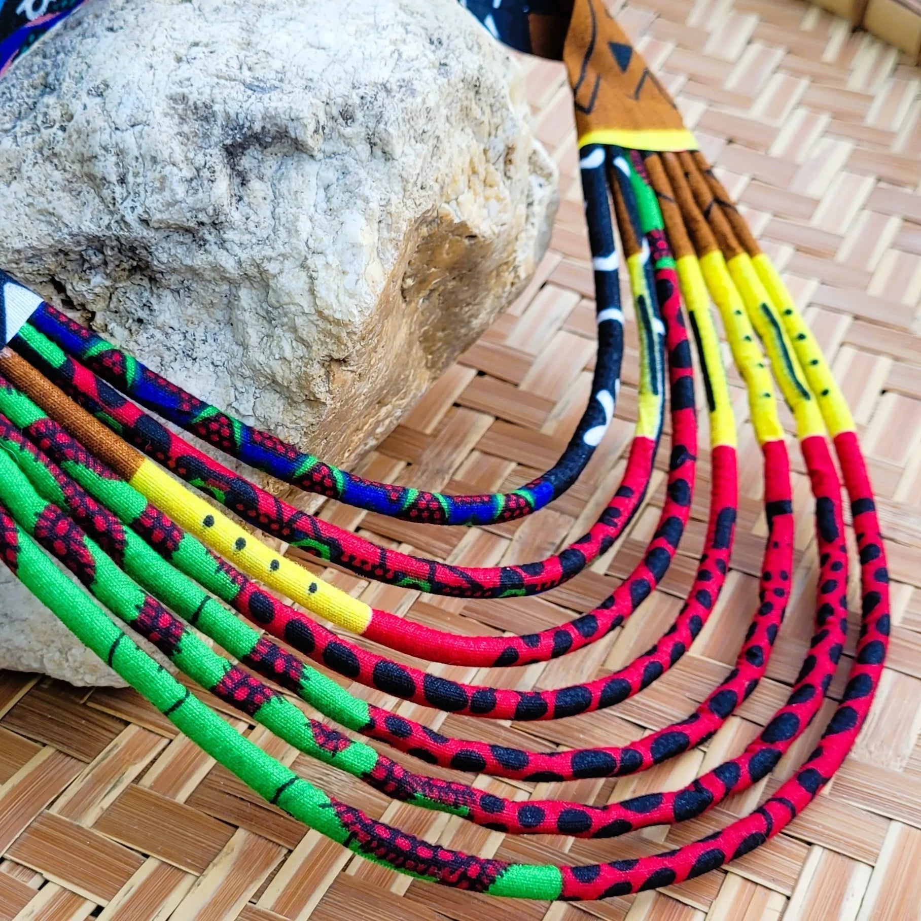 collier en tissu Thiondy, un bijou africain traditionnel en wax multicolore