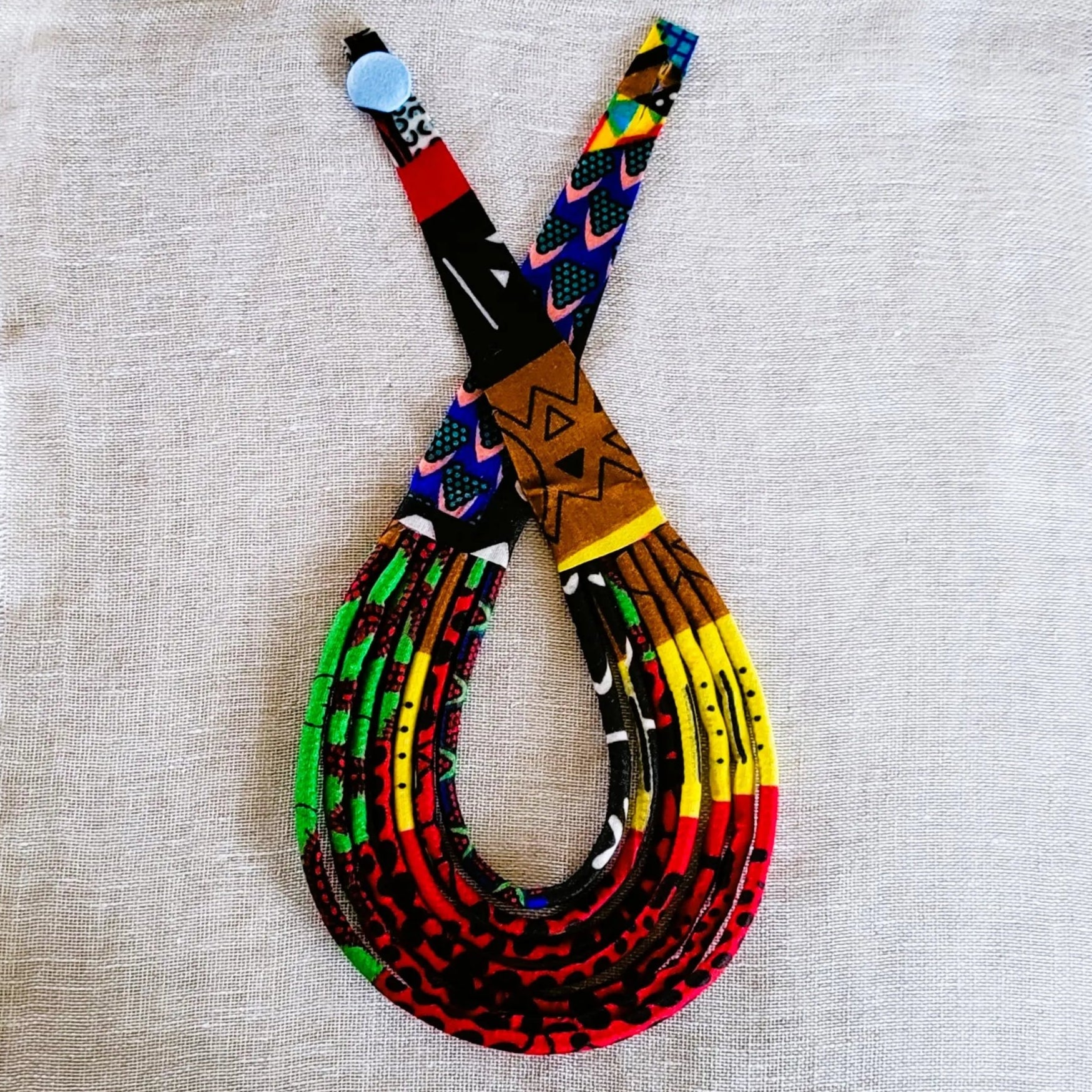 collier en tissu Thiondy, un bijou africain traditionnel en pagne multicolore