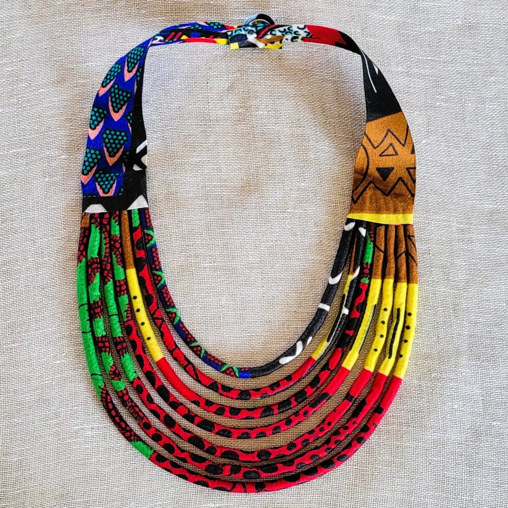 collier en tissu Thiondy, un bijou africain traditionnel fait main à Dakar