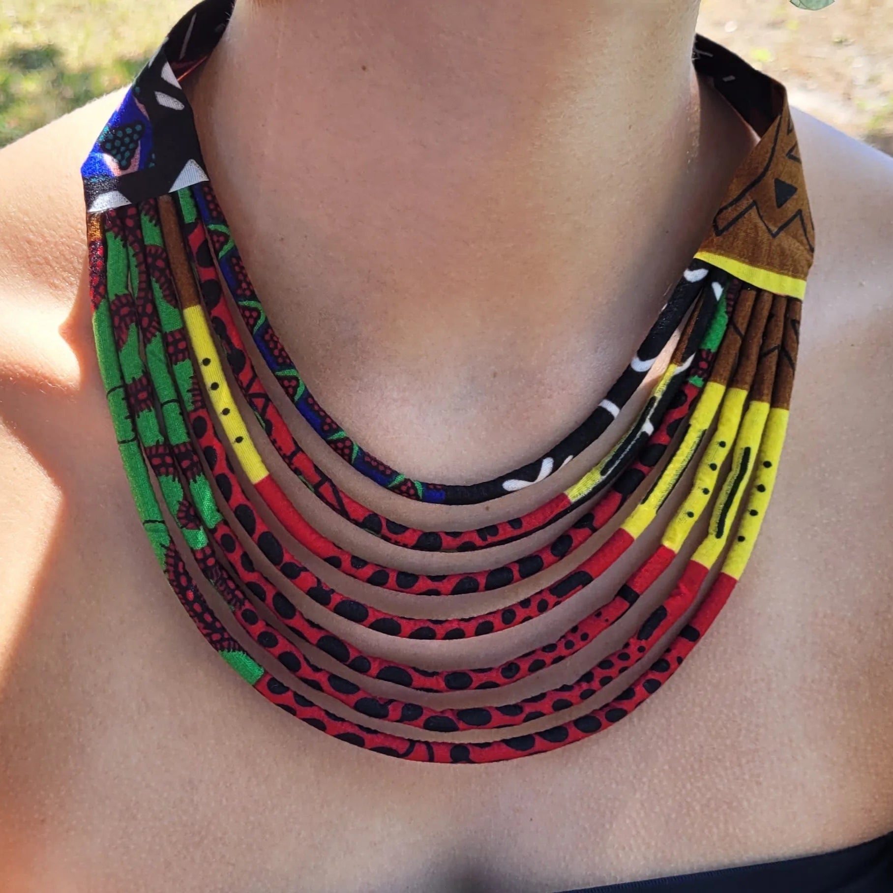 collier en tissu Thiondy, un collier coloré en wax multicolore