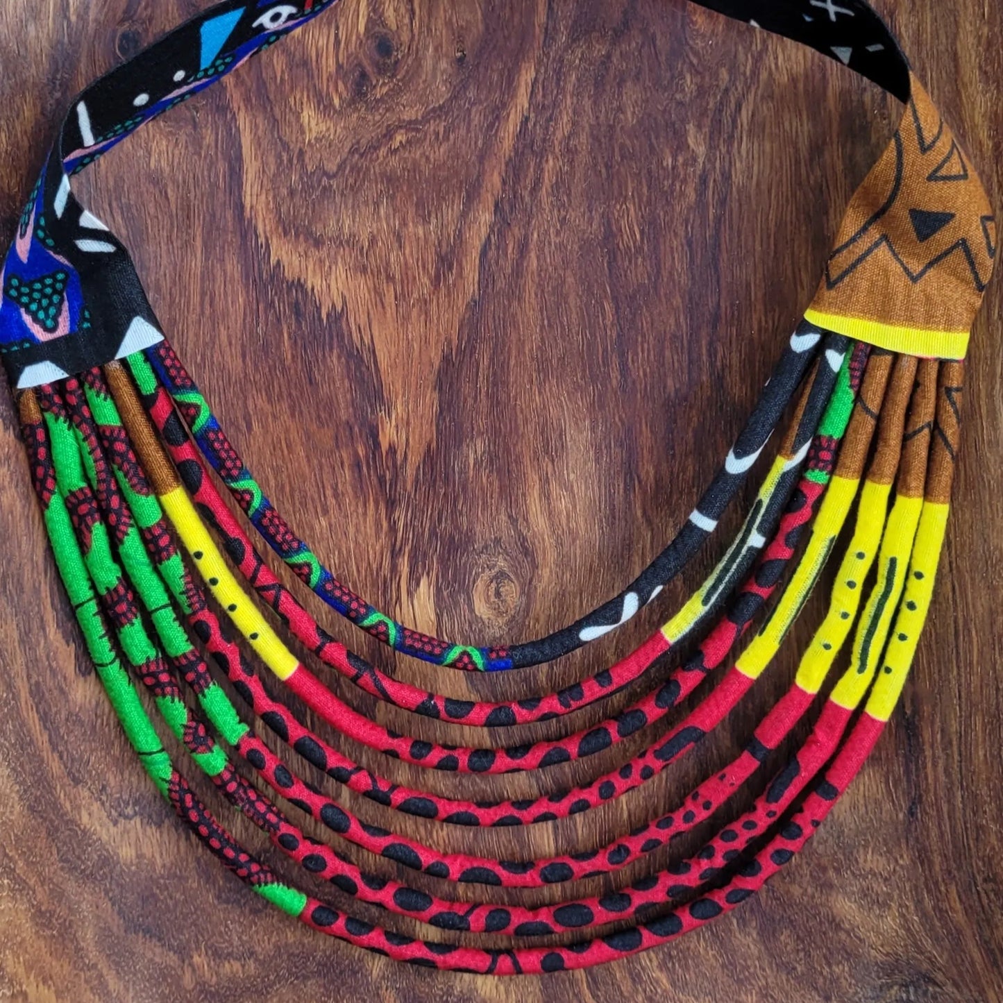 collier en tissu Thiondy, un collier coloré en pagne multicolore