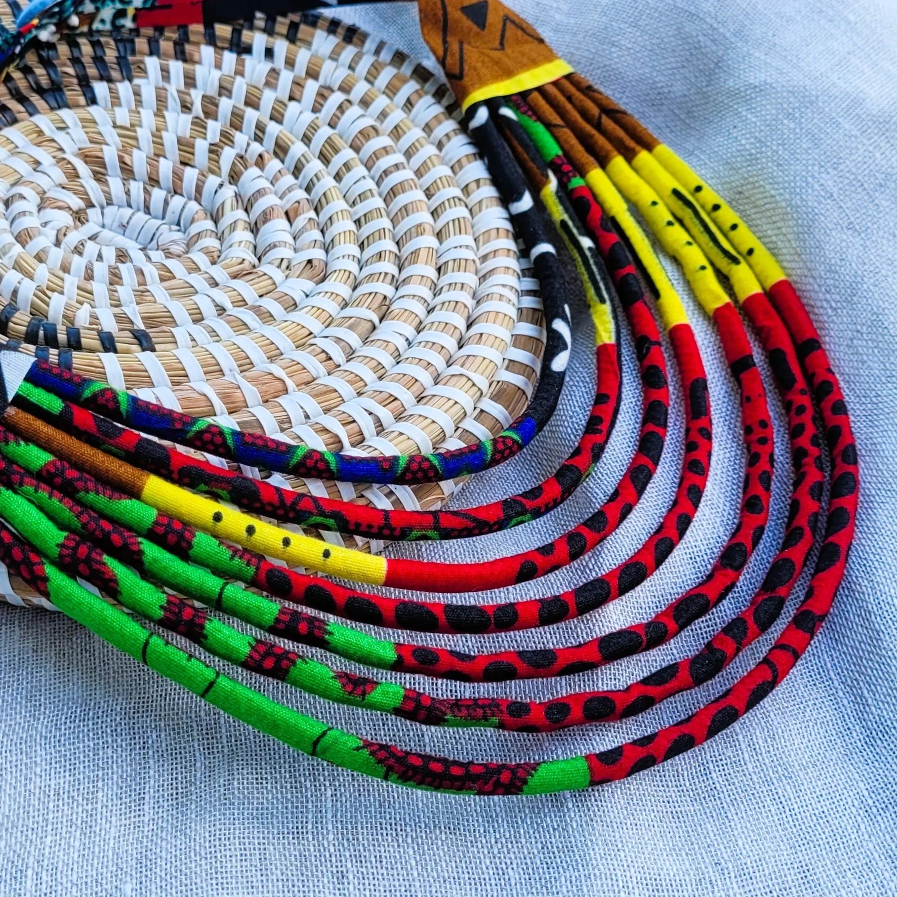 collier en tissu Thiondy, un collier coloré fait main à Dakar