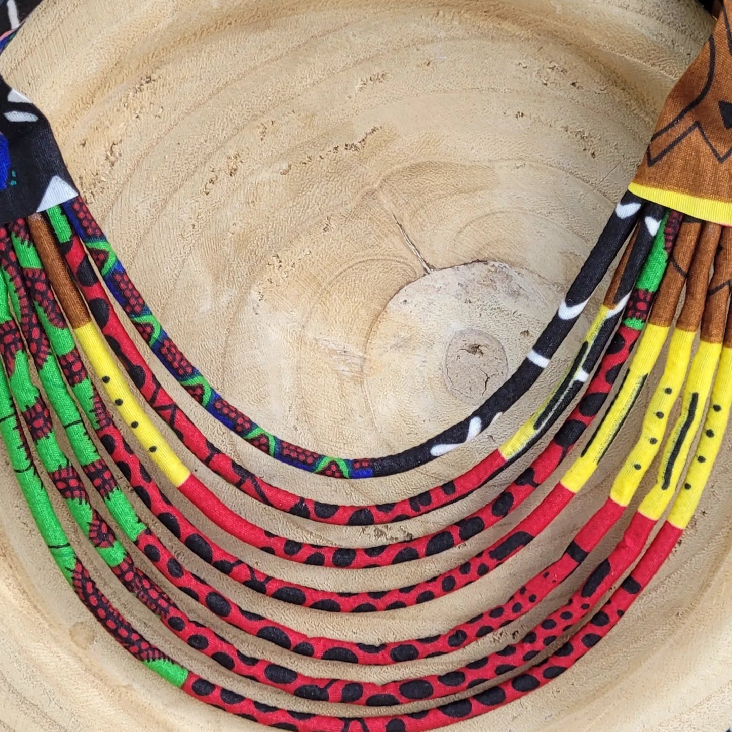 collier en tissu Thiondy, un collier coloré composé de sept rangs de cordons recouverts de tissu wax