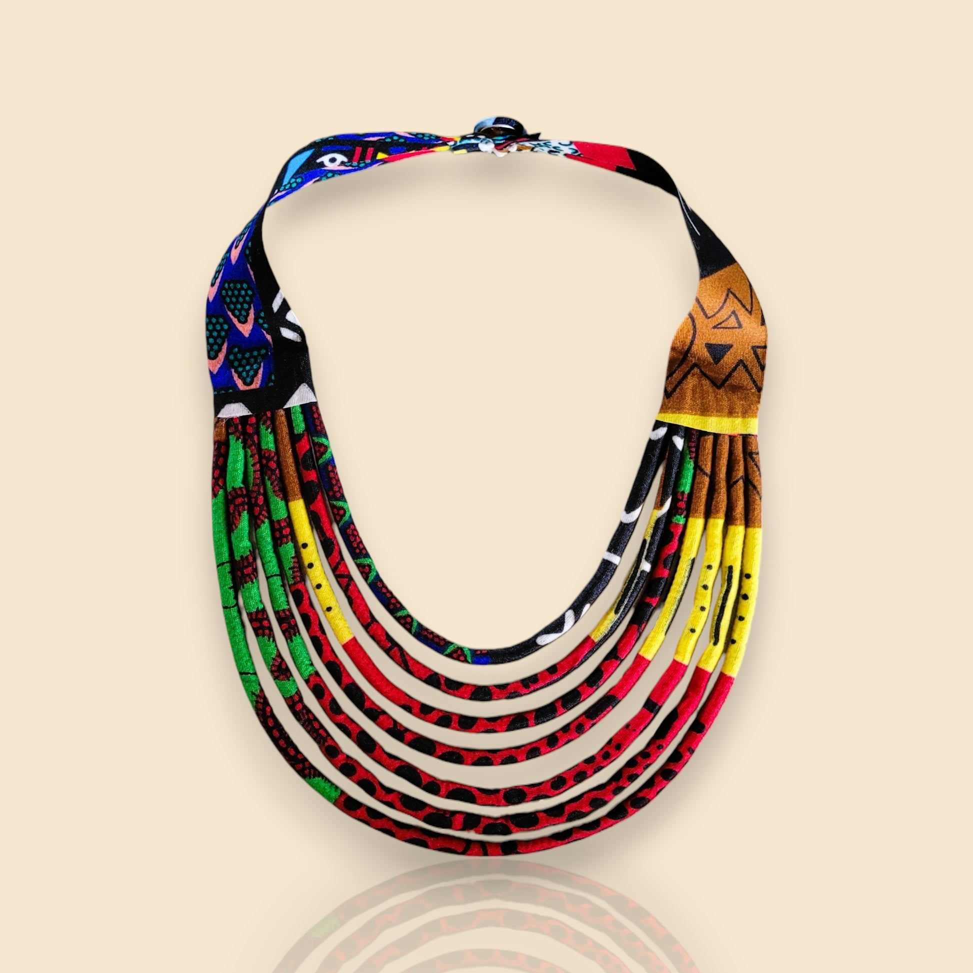 collier en tissu Thiondy, un collier ethnique chic en wax multicolore