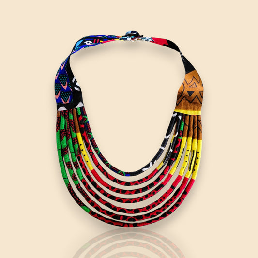 collier en tissu Thiondy, un collier ethnique chic en wax multicolore