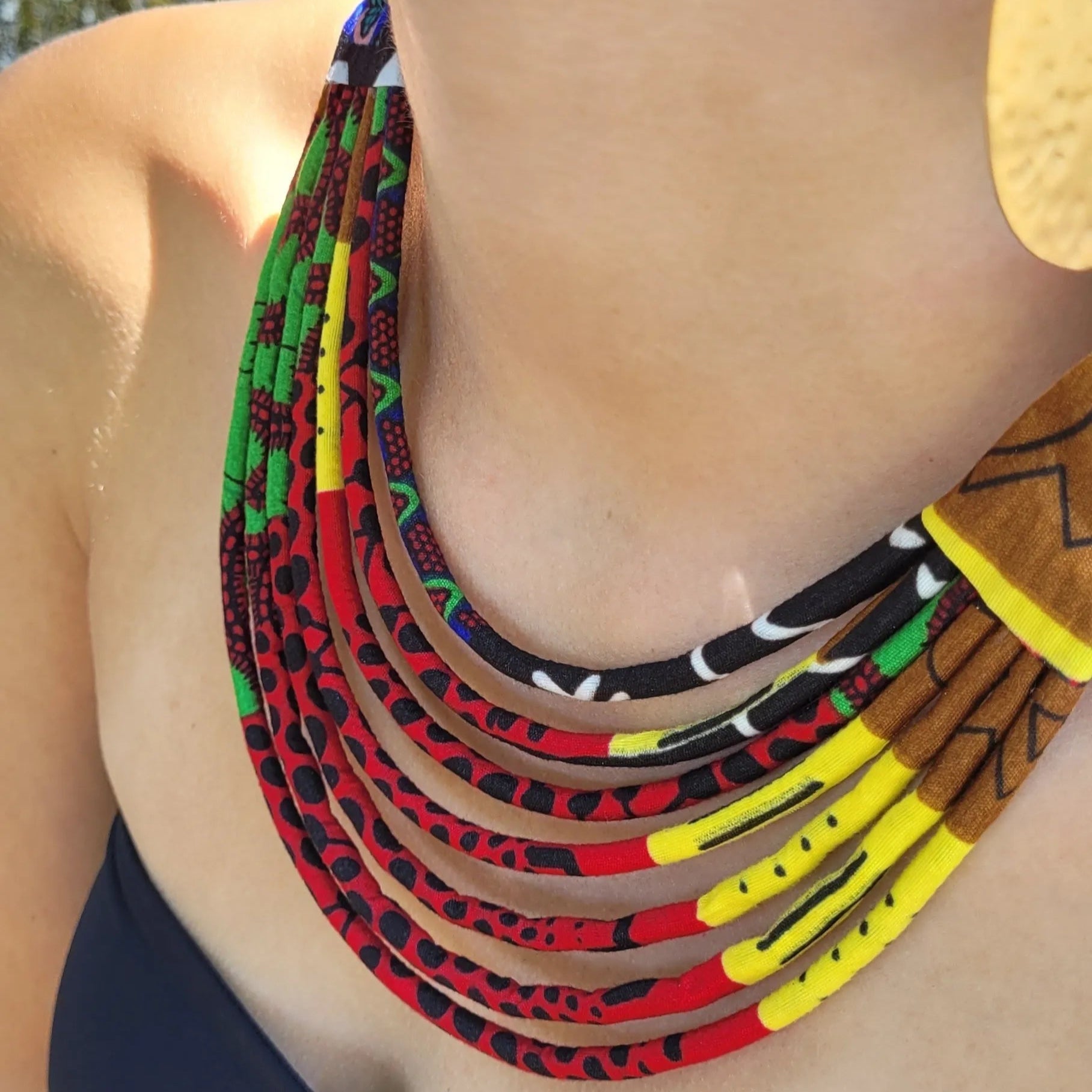 collier en tissu Thiondy, un collier ethnique chic en pagne multicolore