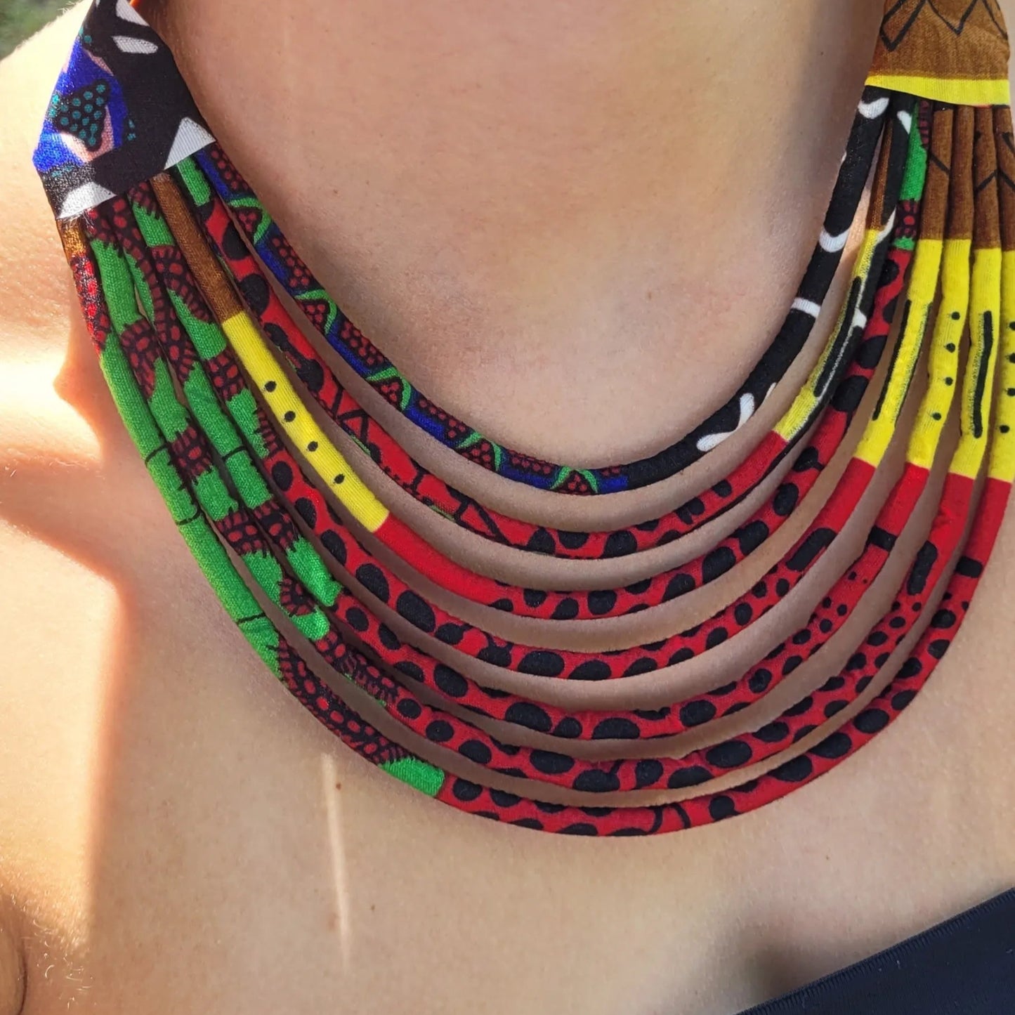 collier en tissu Thiondy, un collier ethnique chic fait main à Dakar