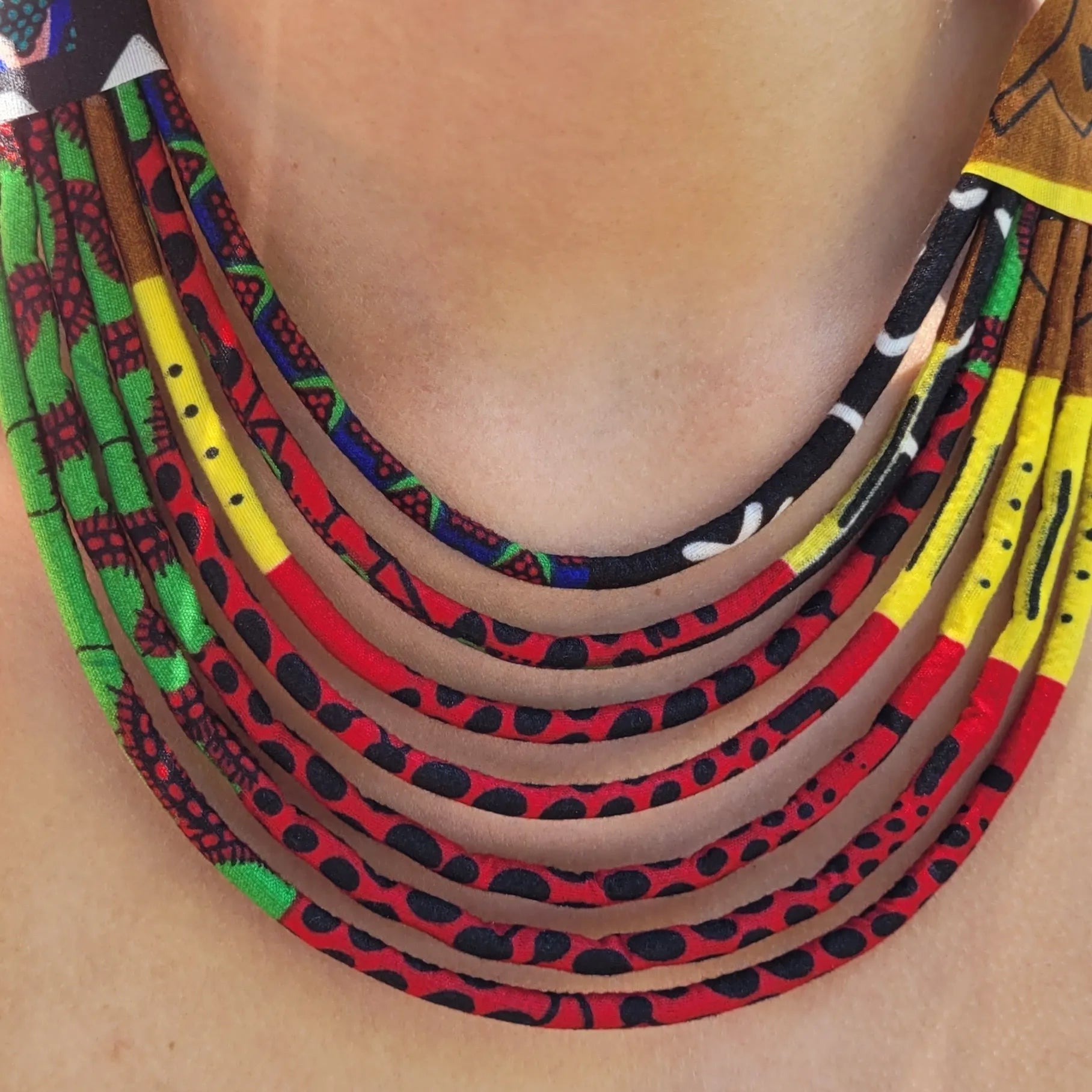 collier en tissu Thiondy, un collier ethnique chic composé de sept rangs de cordons recouverts de tissu wax