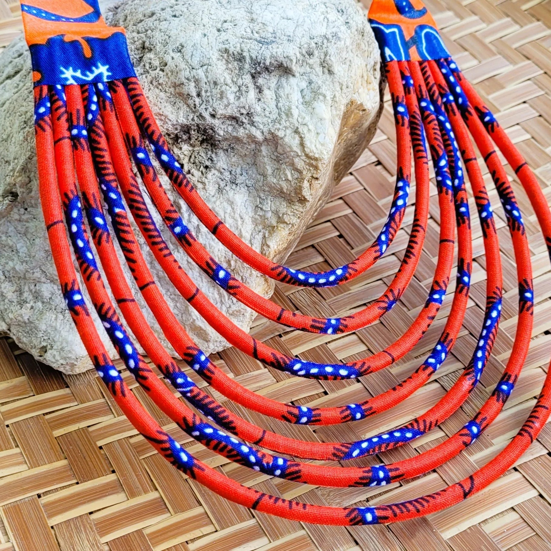 collier en tissu Yacine, un bijou africain traditionnel en wax rouge vermillon et bleu marine