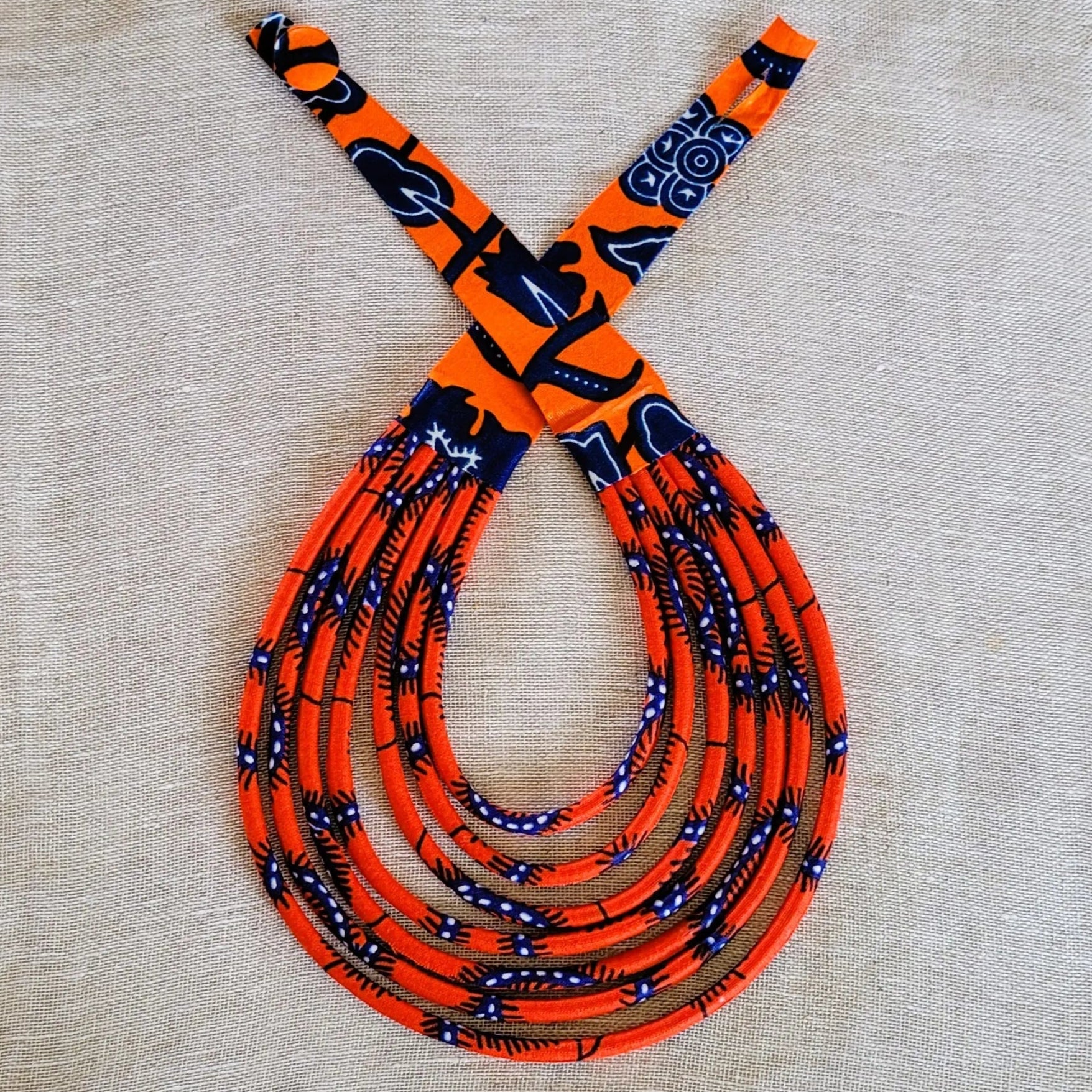 collier en tissu Yacine, un bijou africain traditionnel en pagne rouge vermillon et bleu marine