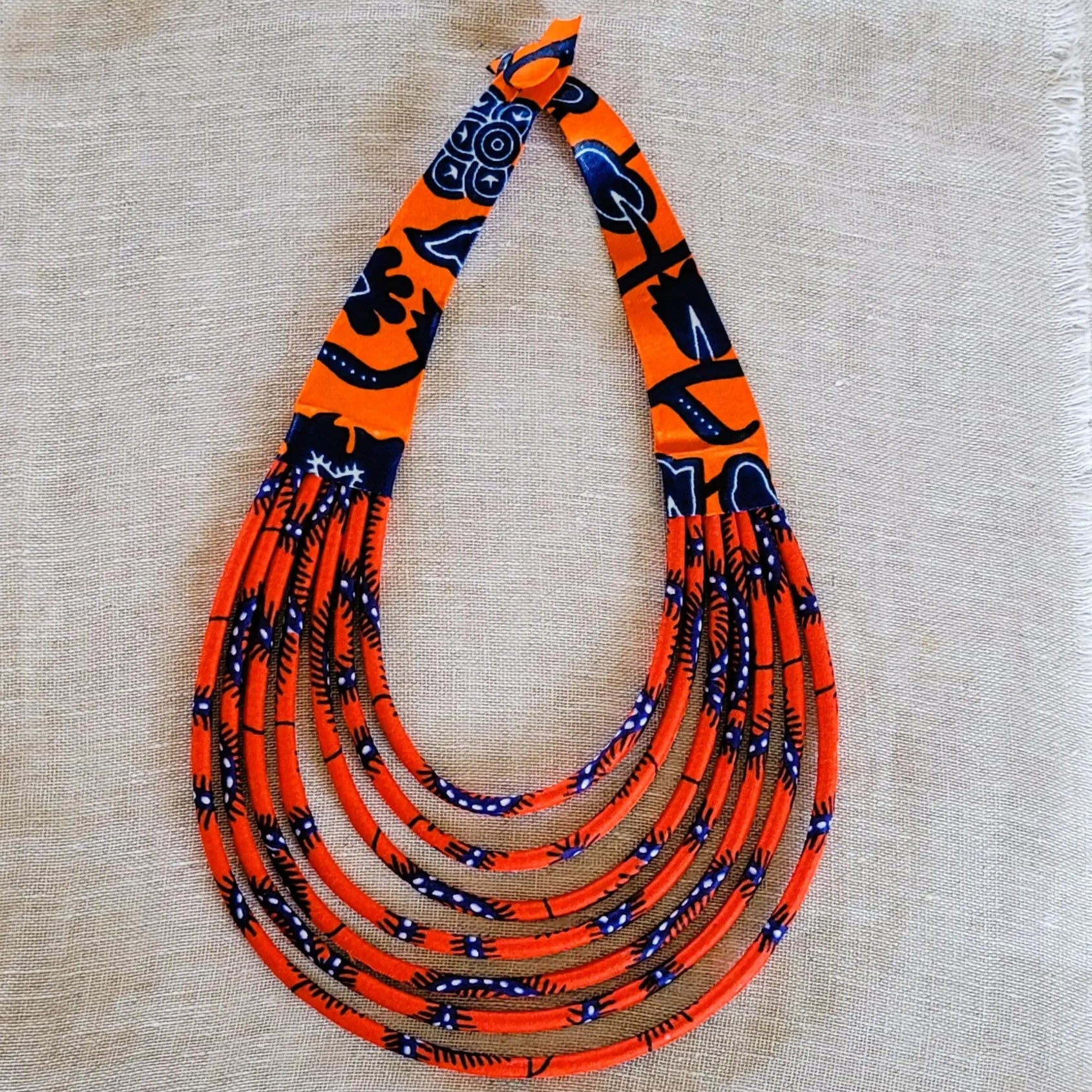 collier en tissu Yacine, un bijou africain traditionnel fait main à Dakar