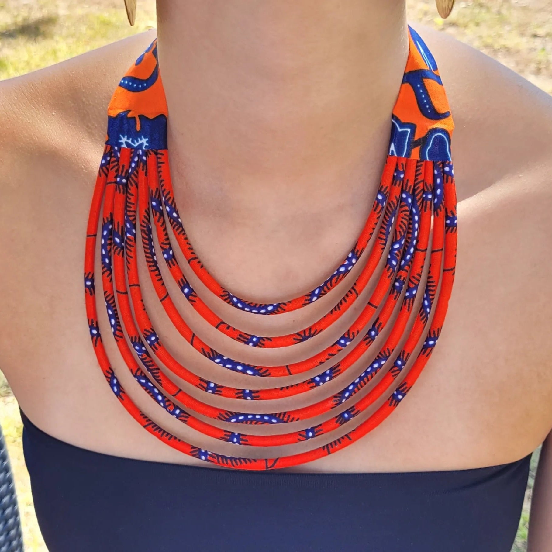 collier en tissu Yacine, un collier coloré en wax rouge vermillon et bleu marine