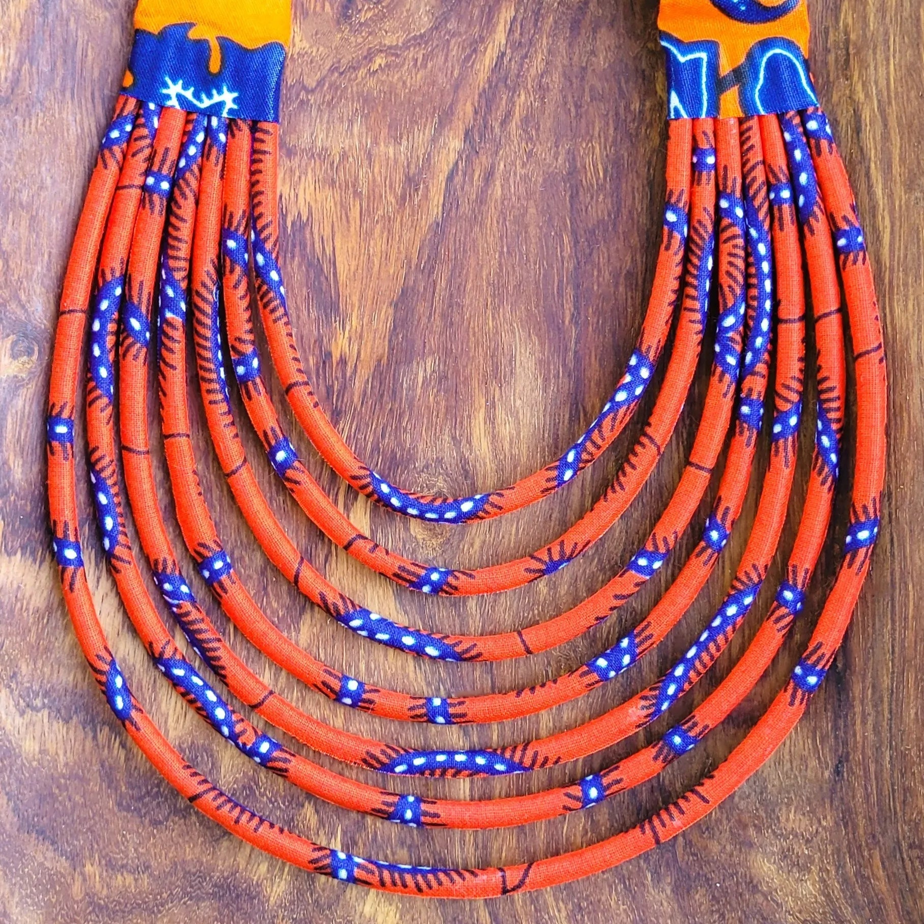 collier en tissu Yacine, un collier coloré en pagne rouge vermillon et bleu marine