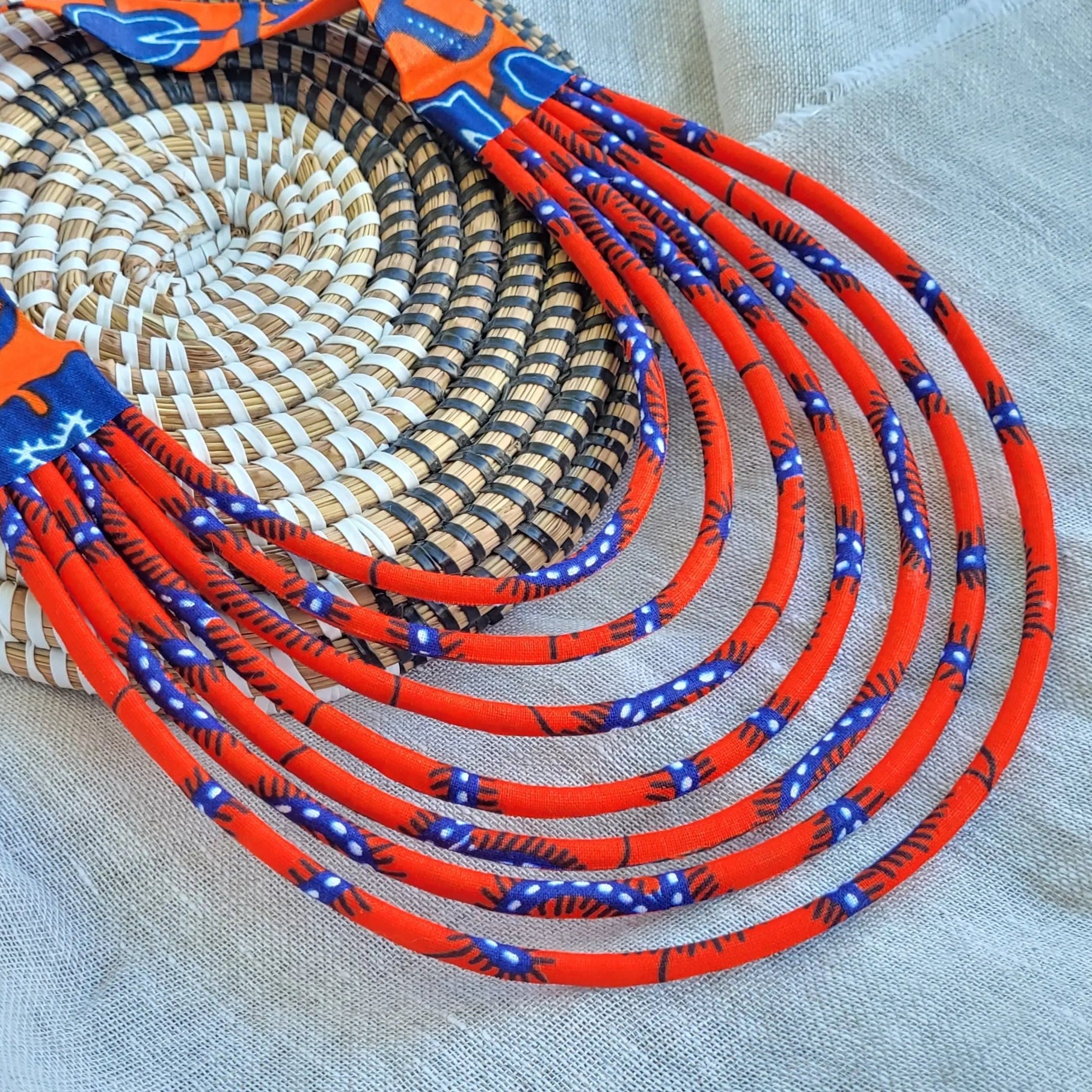 collier en tissu Yacine, un collier coloré fait main à Dakar