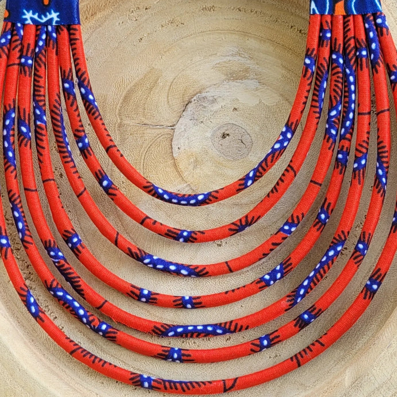 collier en tissu Yacine, un collier coloré composé de sept rangs de cordons recouverts de tissu wax