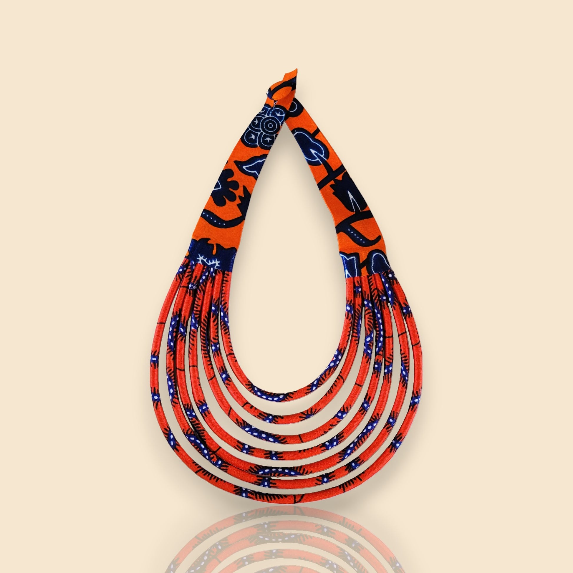 collier en tissu Yacine, un collier ethnique chic en wax rouge vermillon et bleu marine