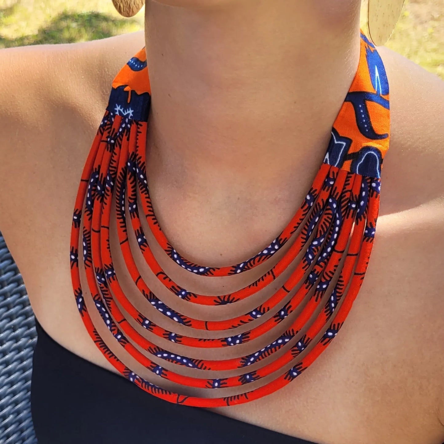 collier en tissu Yacine, un collier ethnique chic en pagne rouge vermillon et bleu marine