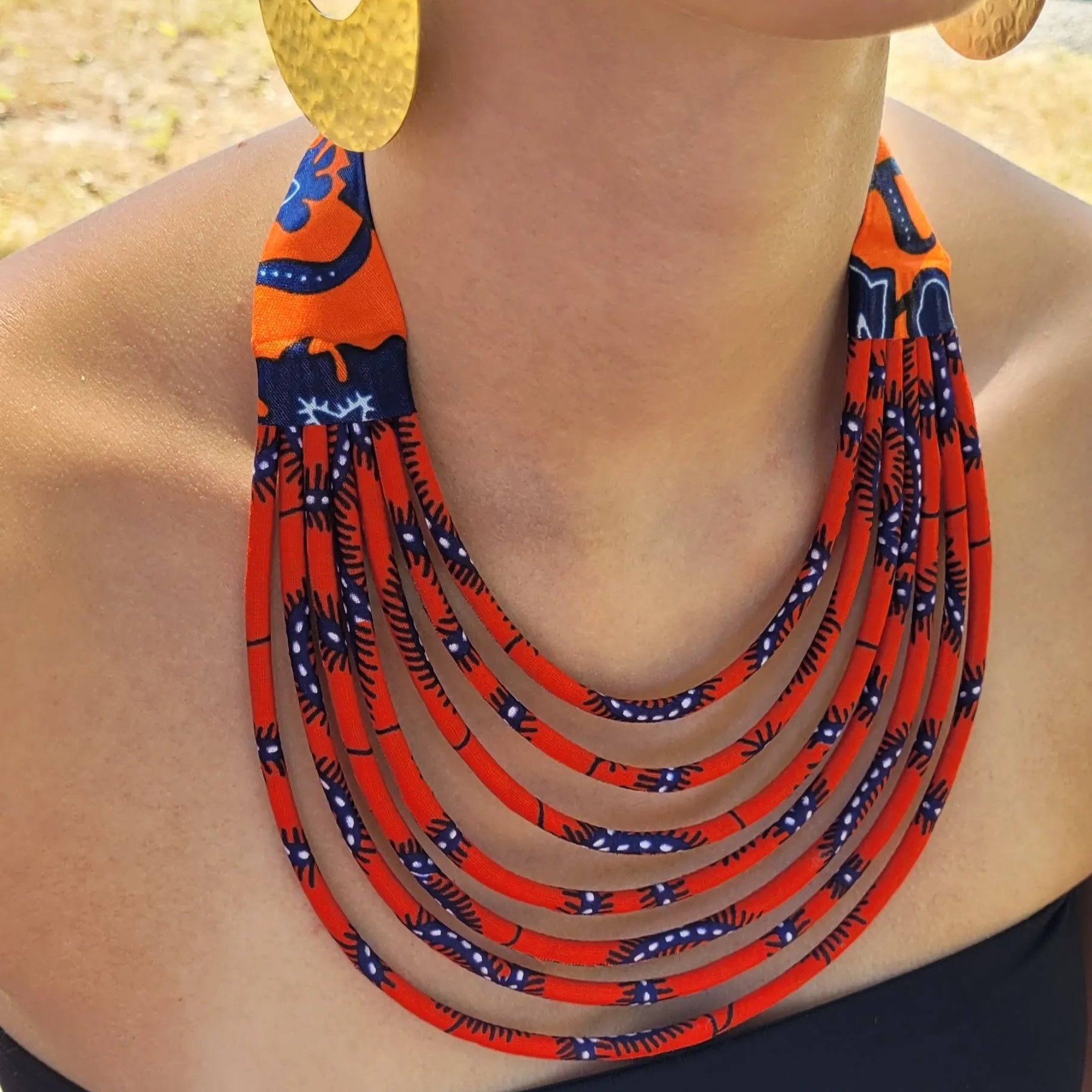 collier en tissu Yacine, un collier ethnique chic composé de sept rangs de cordons recouverts de tissu wax