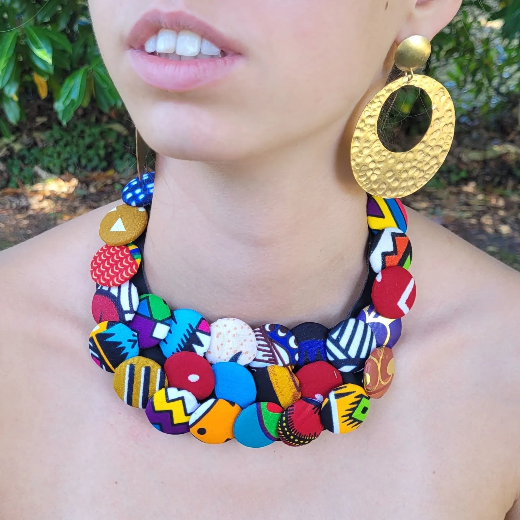 collier en tissu Yayé, un bijou africain traditionnel en wax multicolore