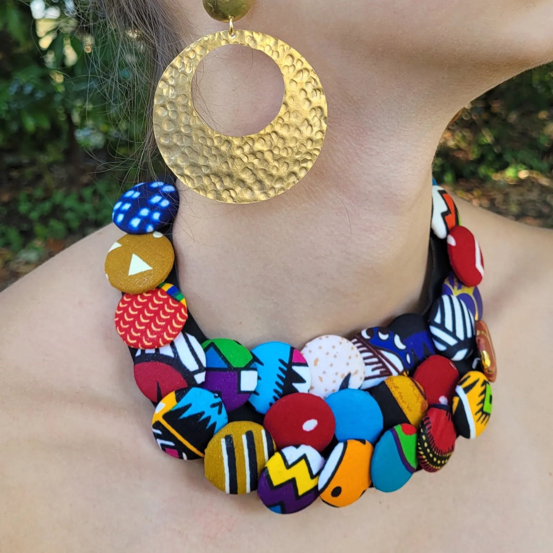 collier en tissu Yayé, un bijou africain traditionnel fait main à Dakar