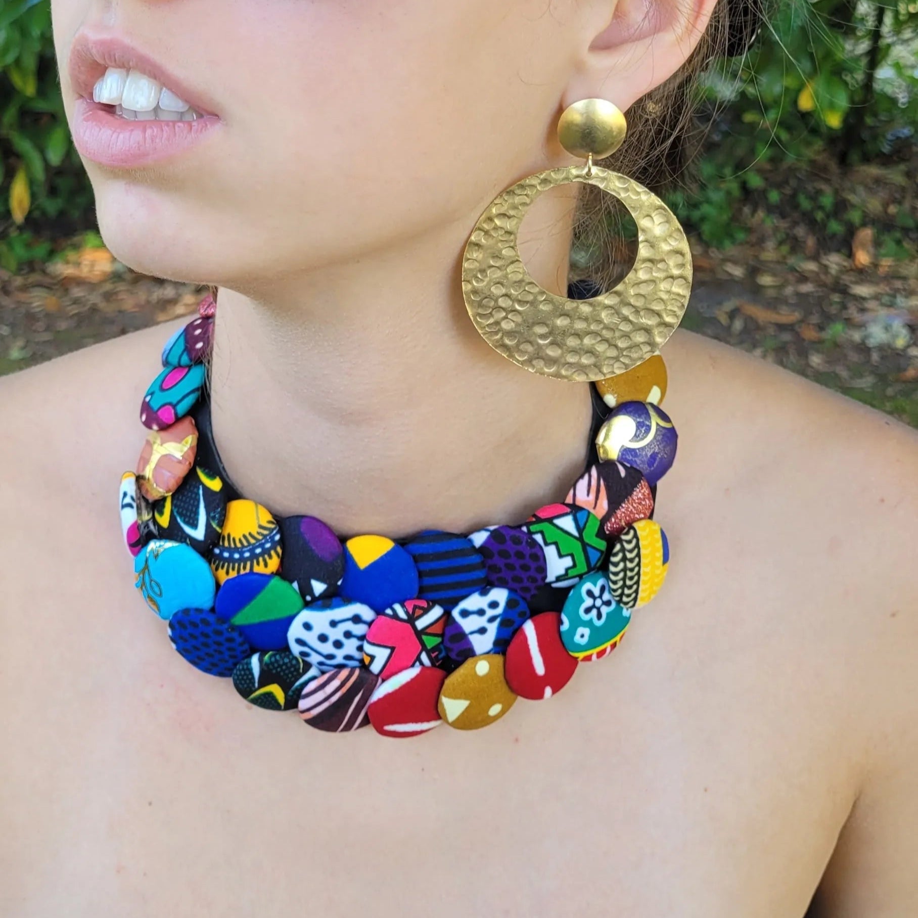 collier en tissu Yayé, un bijou africain traditionnel composé de trois rangées de boutons recouverts de tissu wax