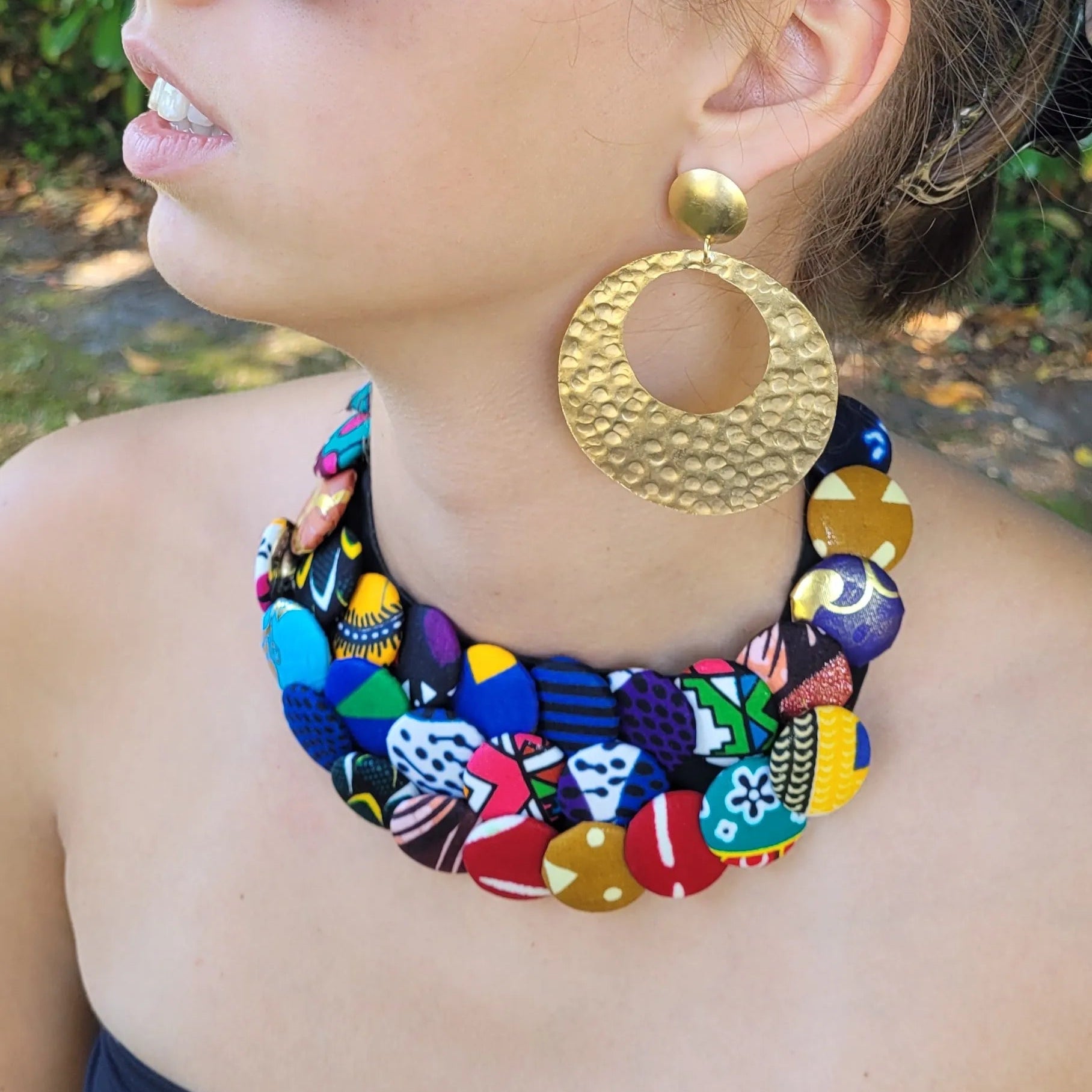 collier en tissu Yayé, un bijou ethnique chic en wax multicolore