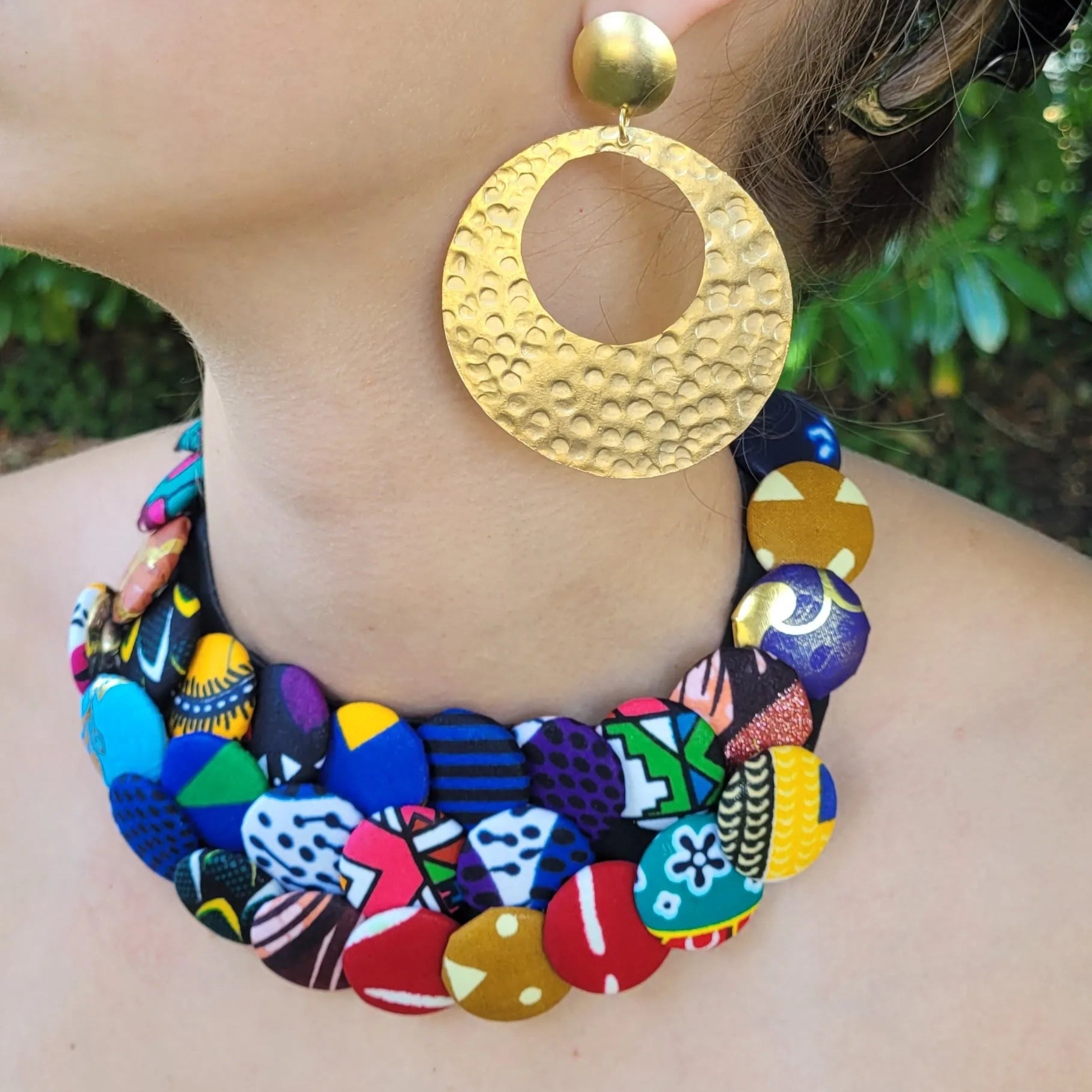 collier en tissu Yayé, un bijou ethnique chic en pagne multicolore