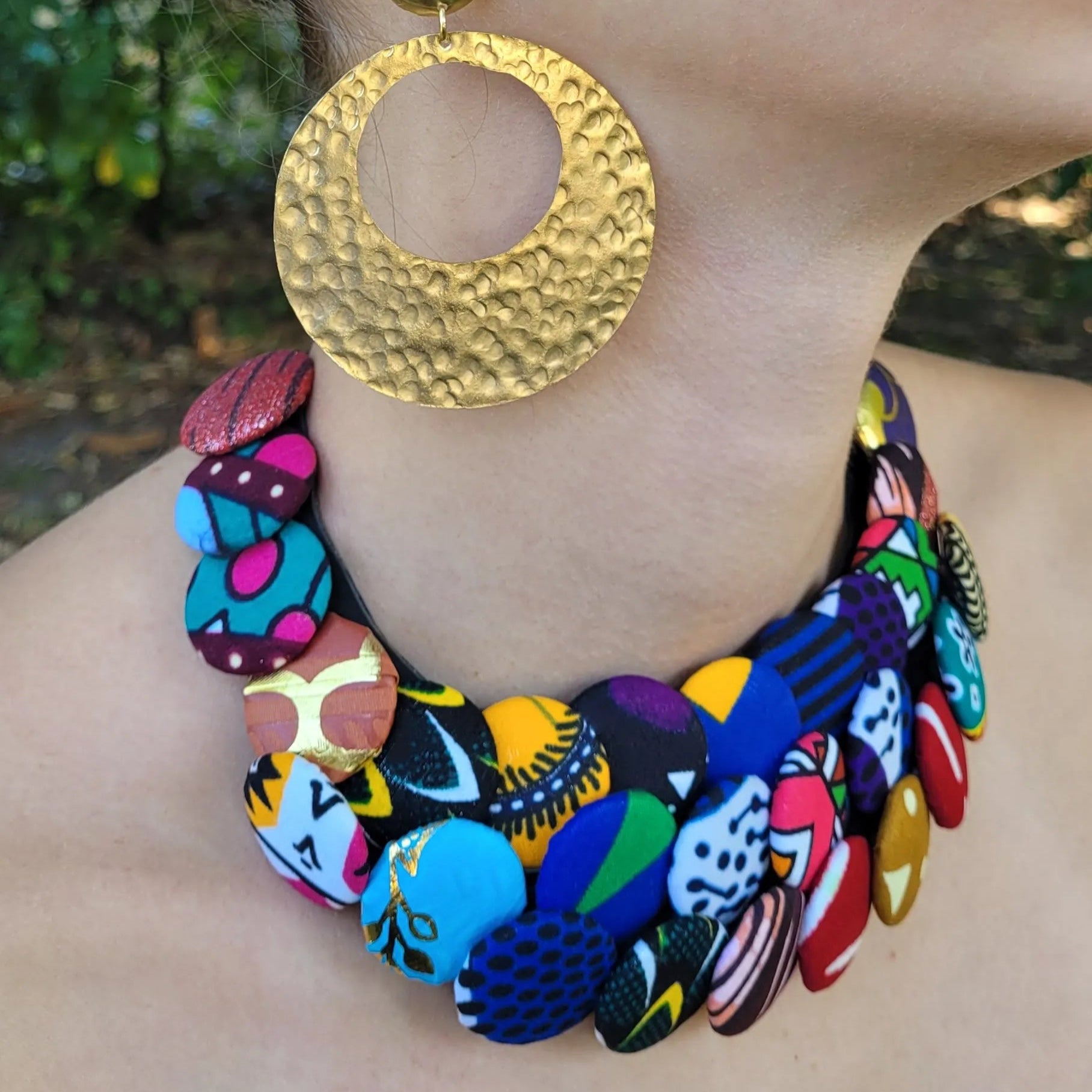 collier en tissu Yayé, un bijou ethnique chic fait main à Dakar