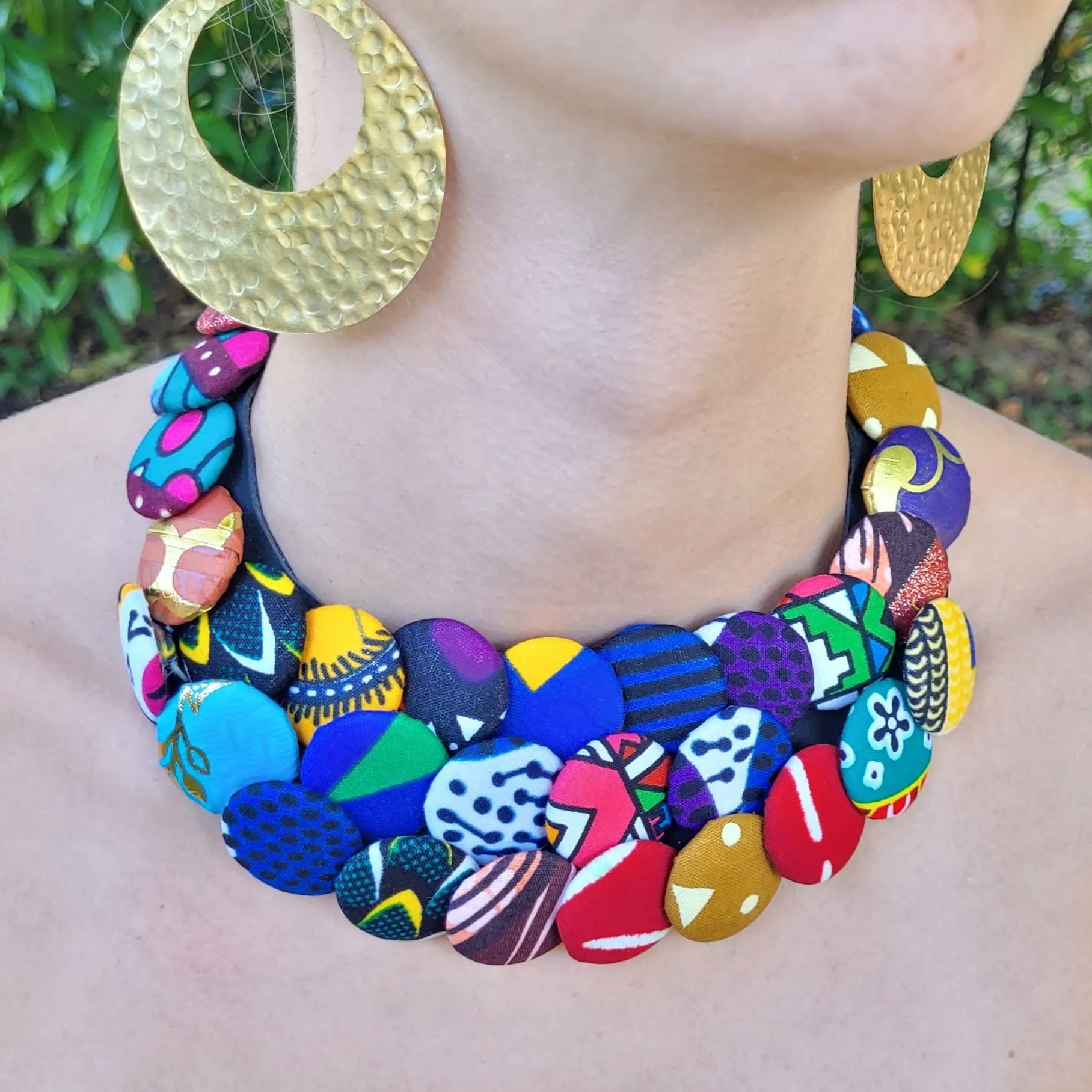 collier en tissu Yayé, un bijou ethnique chic composé de trois rangées de boutons recouverts de tissu wax