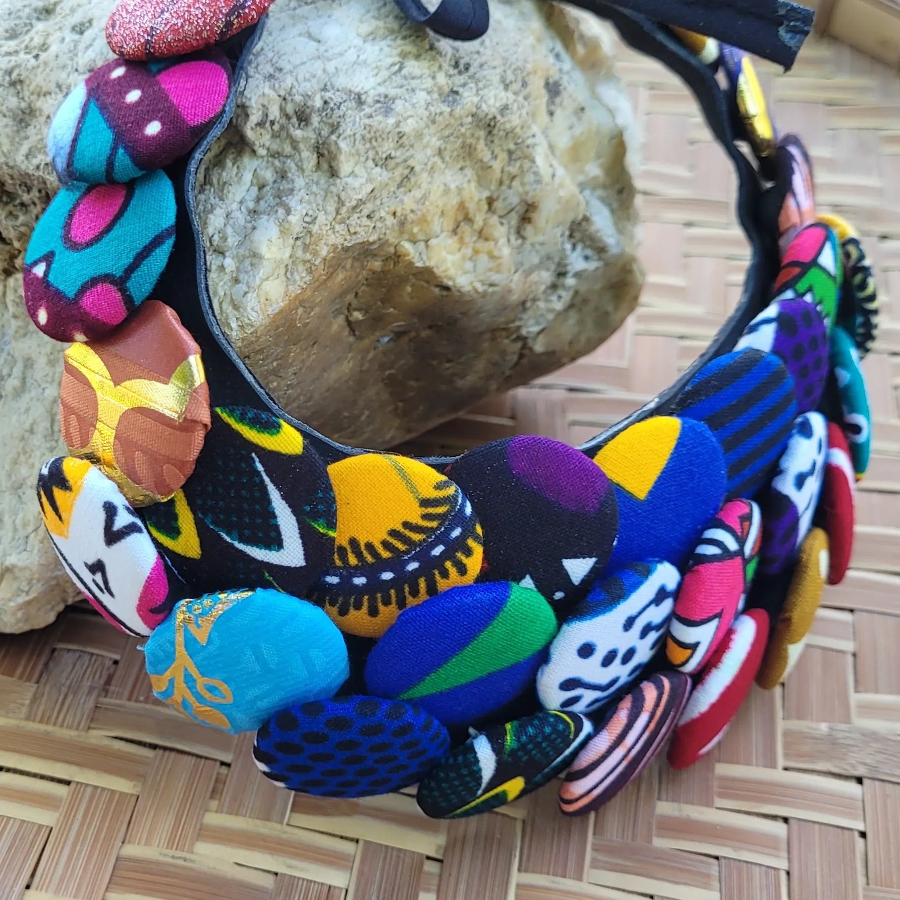 collier en tissu Yayé, un collier coloré en wax multicolore