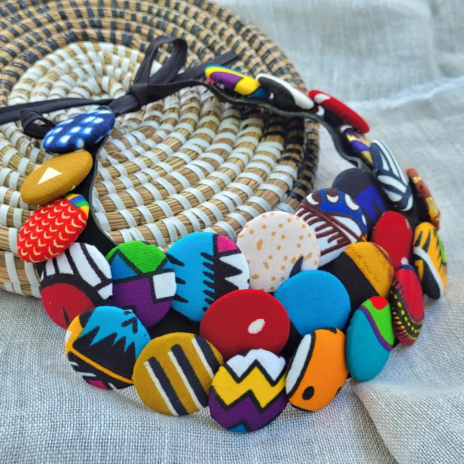 collier en tissu Yayé, un collier coloré en pagne multicolore