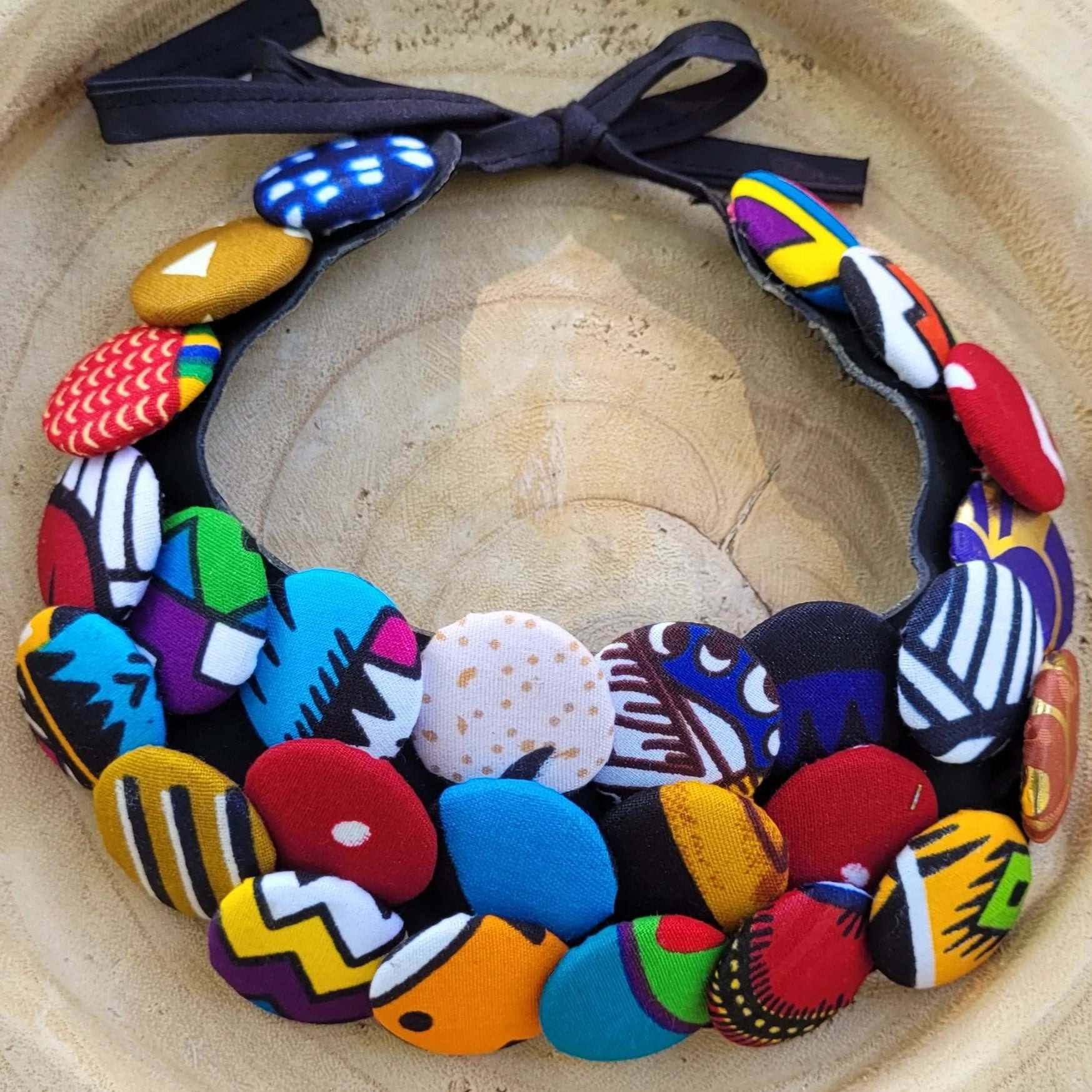 collier en tissu Yayé, un collier coloré fait main à Dakar