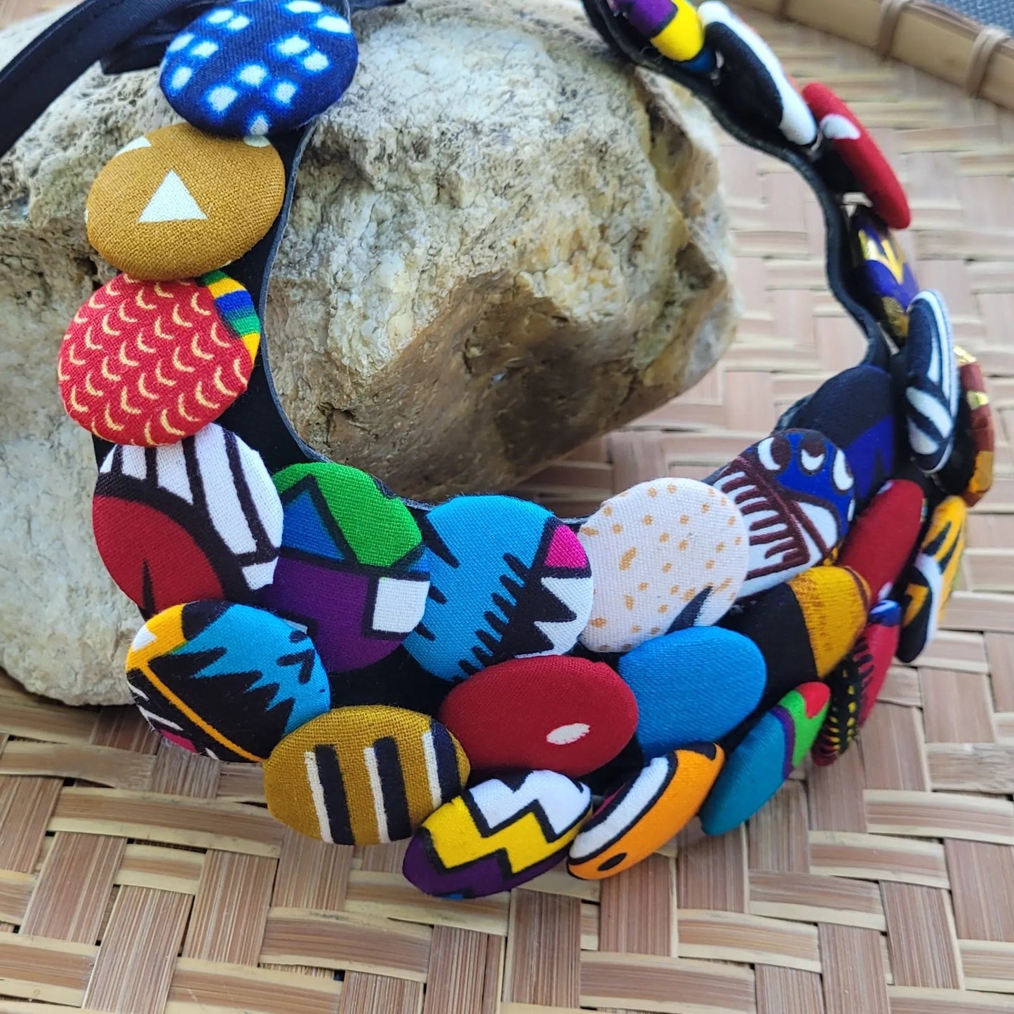 collier en tissu Yayé, un collier coloré composé de trois rangées de boutons recouverts de tissu wax