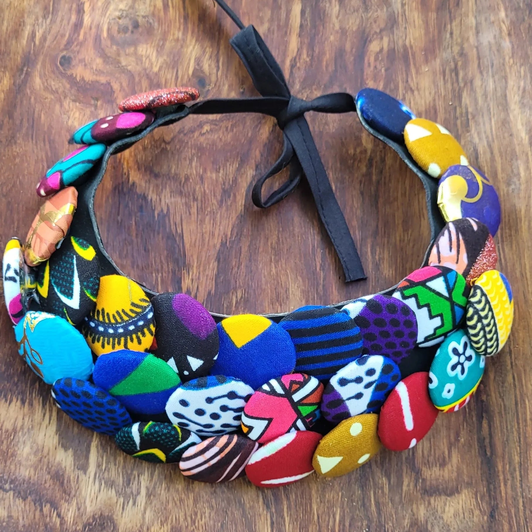 collier en tissu Yayé, un collier ethnique chic en pagne multicolore