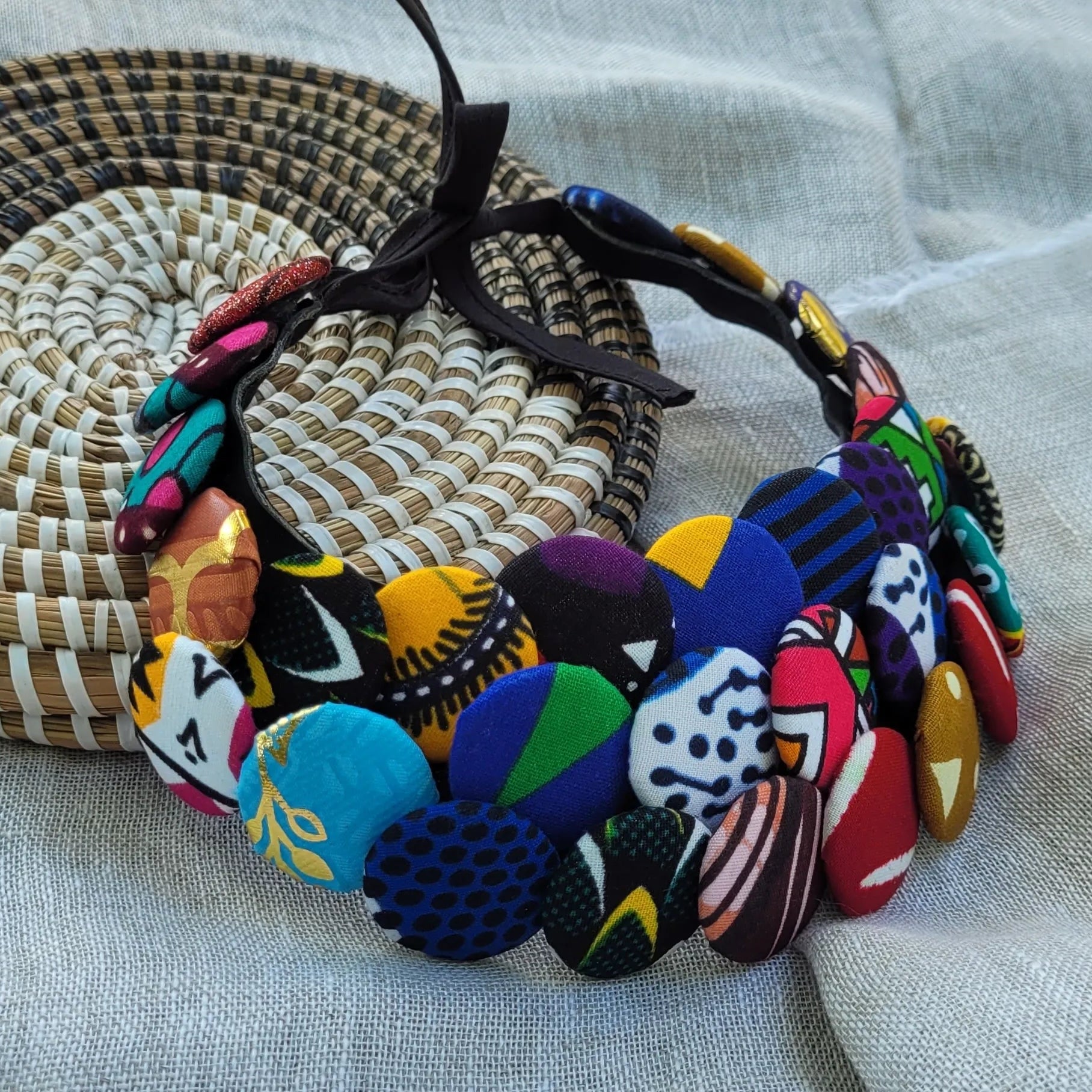 collier en tissu Yayé, un collier ethnique chic fait main à Dakar