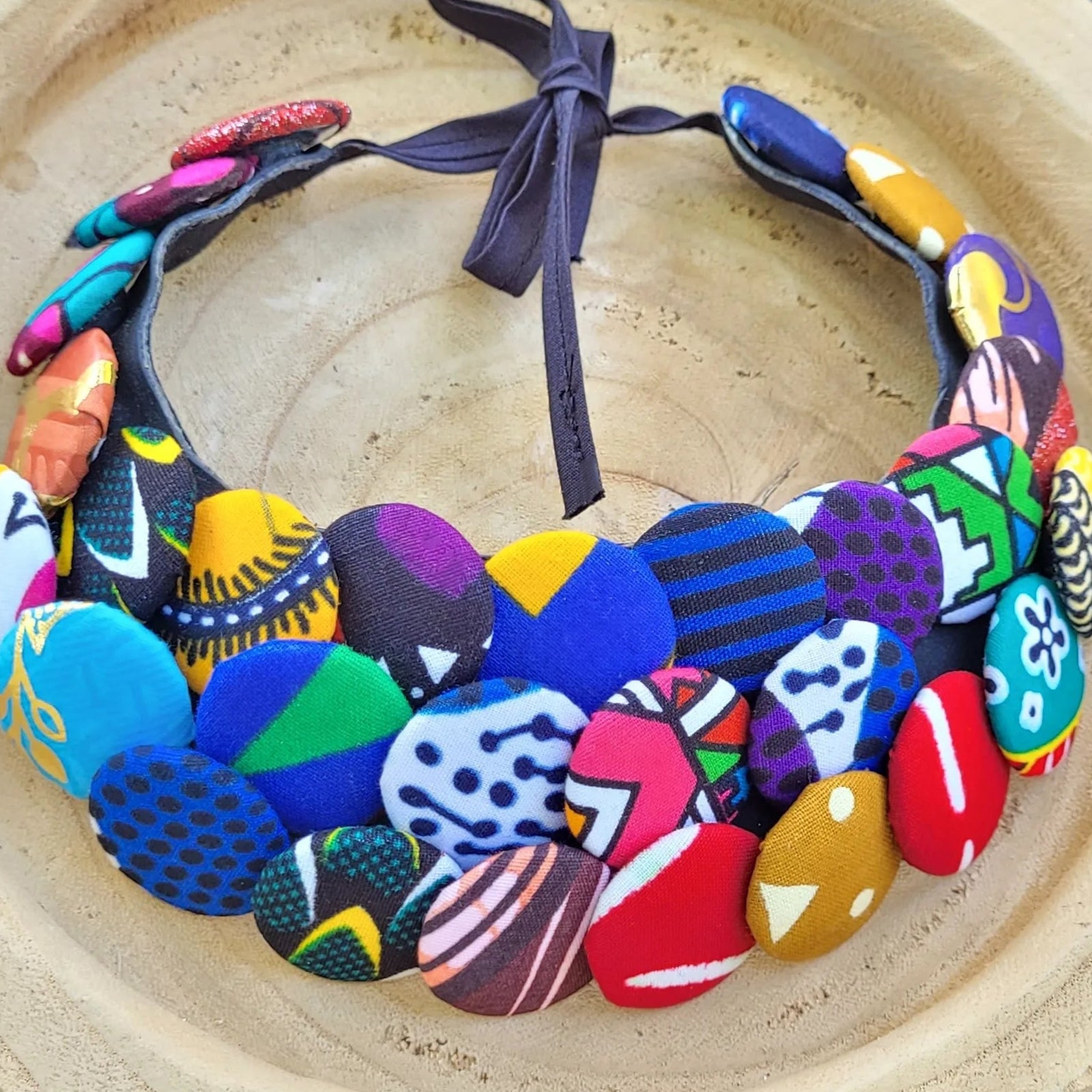 collier en tissu Yayé, un collier ethnique chic composé de trois rangées de boutons recouverts de tissu wax