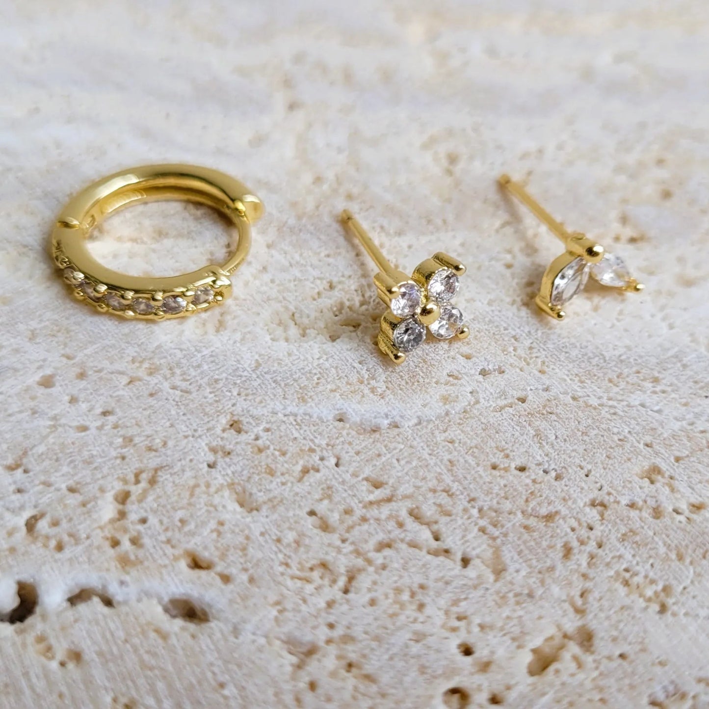 composition de boucles d’oreilles Azalée, un ensemble de trois boucles d’oreilles