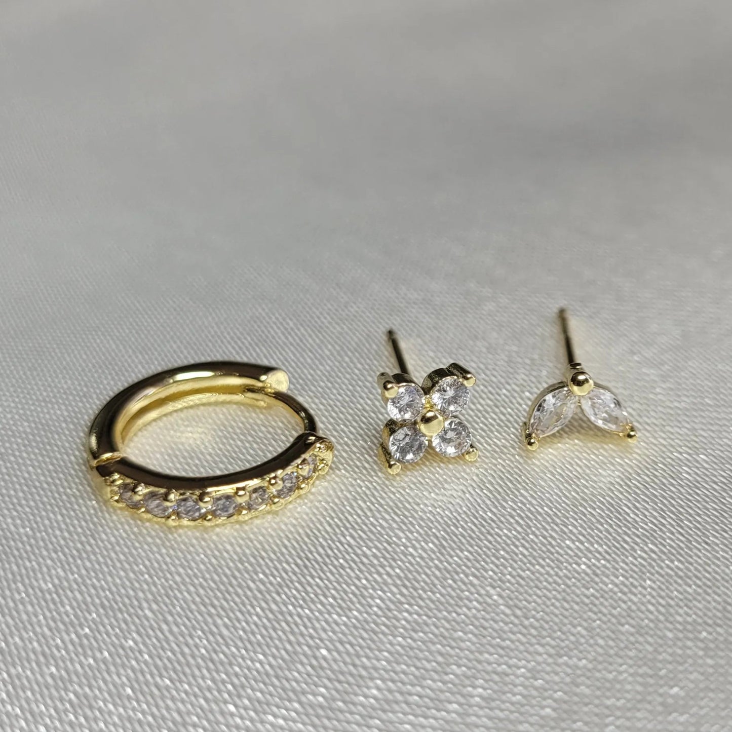 composition de boucles d’oreilles dorées Azalée tendance en 2025